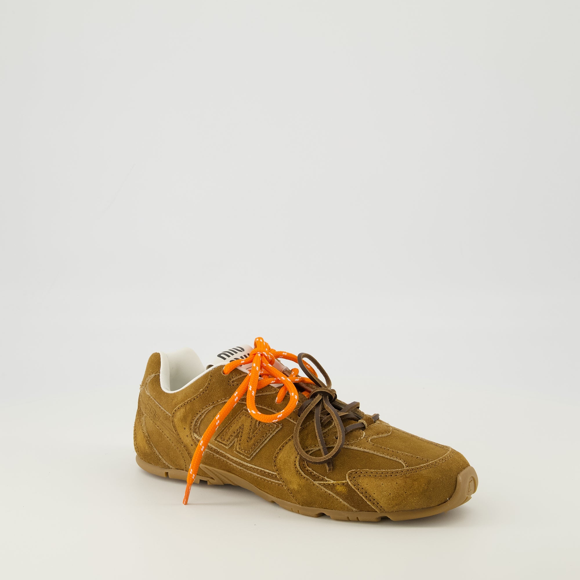 Image de l'article Baskets New Balance x MiuMiu 530 SL marron de la marque Miu Miu pour Femme - Saison Printemps-Été 2026 - Vue trois quarts avant droite