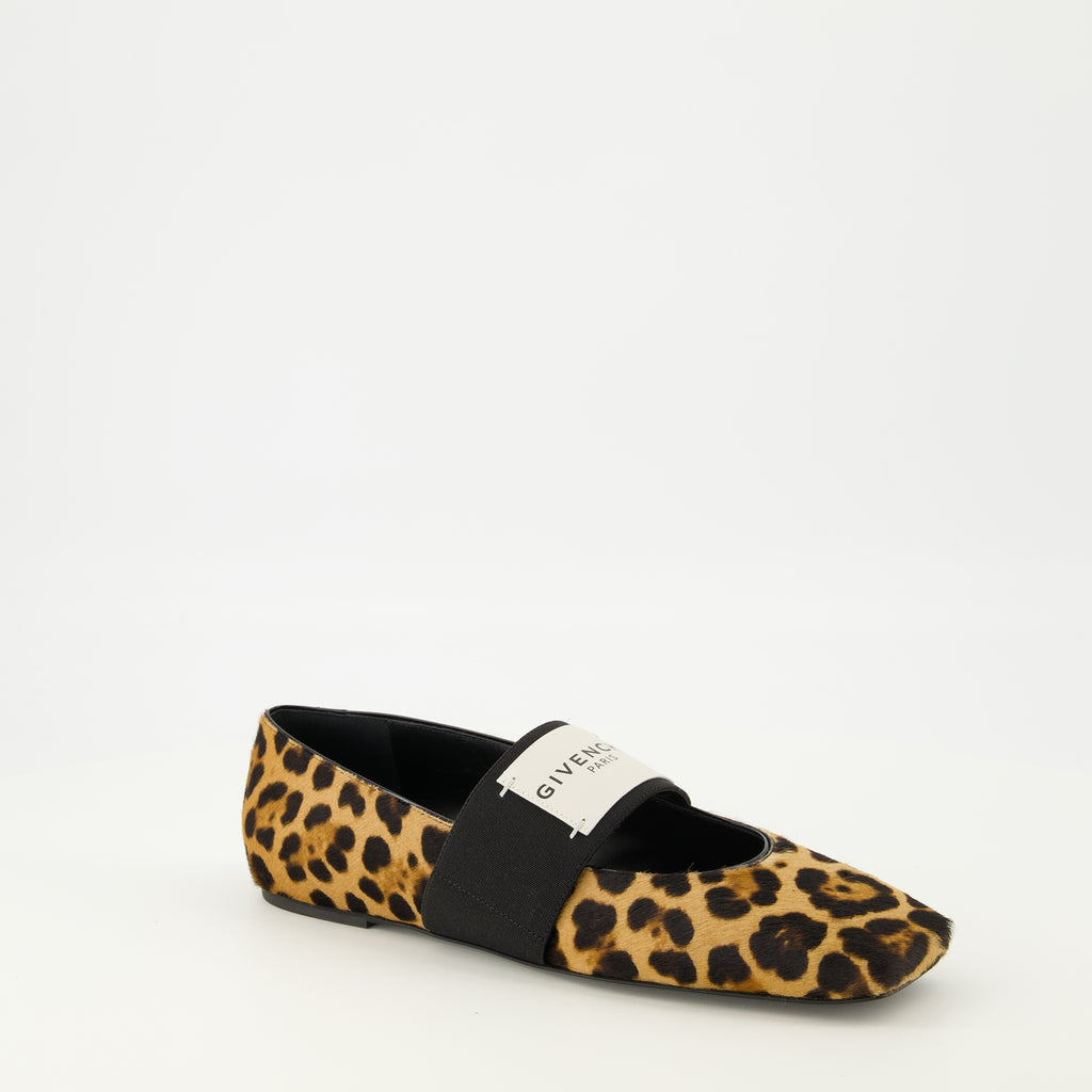 Image de l'article Ballerines Sliced Square motif léopard de la marque Givenchy pour Femme - Saison Printemps-Été 2026 - Vue trois quarts avant droite