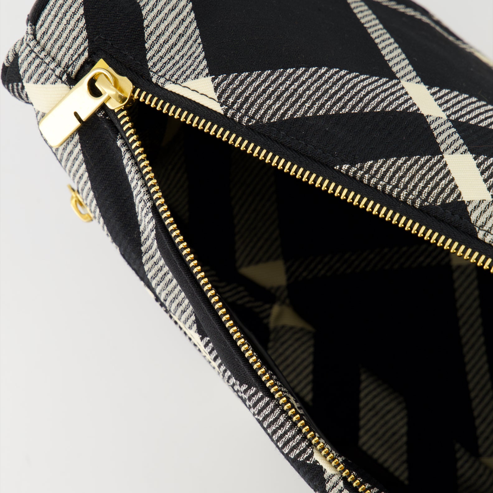 クロスボディバッグ シールドメッセンジャーバッグ Burberry 黒 Femme