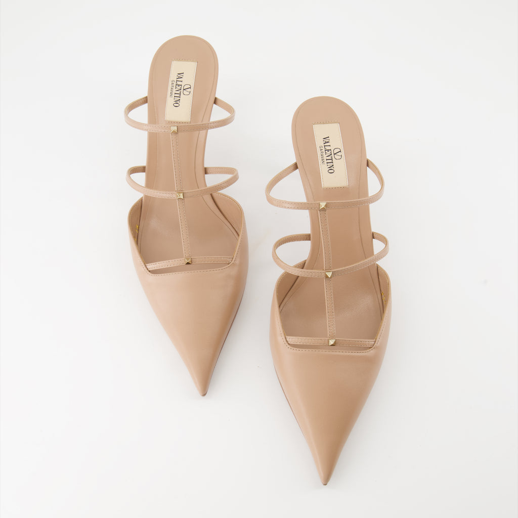 オープントゥシューズ ロックスタッズ ウィスピー レザー ミュール Valentino Garavani ベージュ 女性