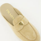 Chaussures ouvertes Mules en cuir velours Prada Beige Femme