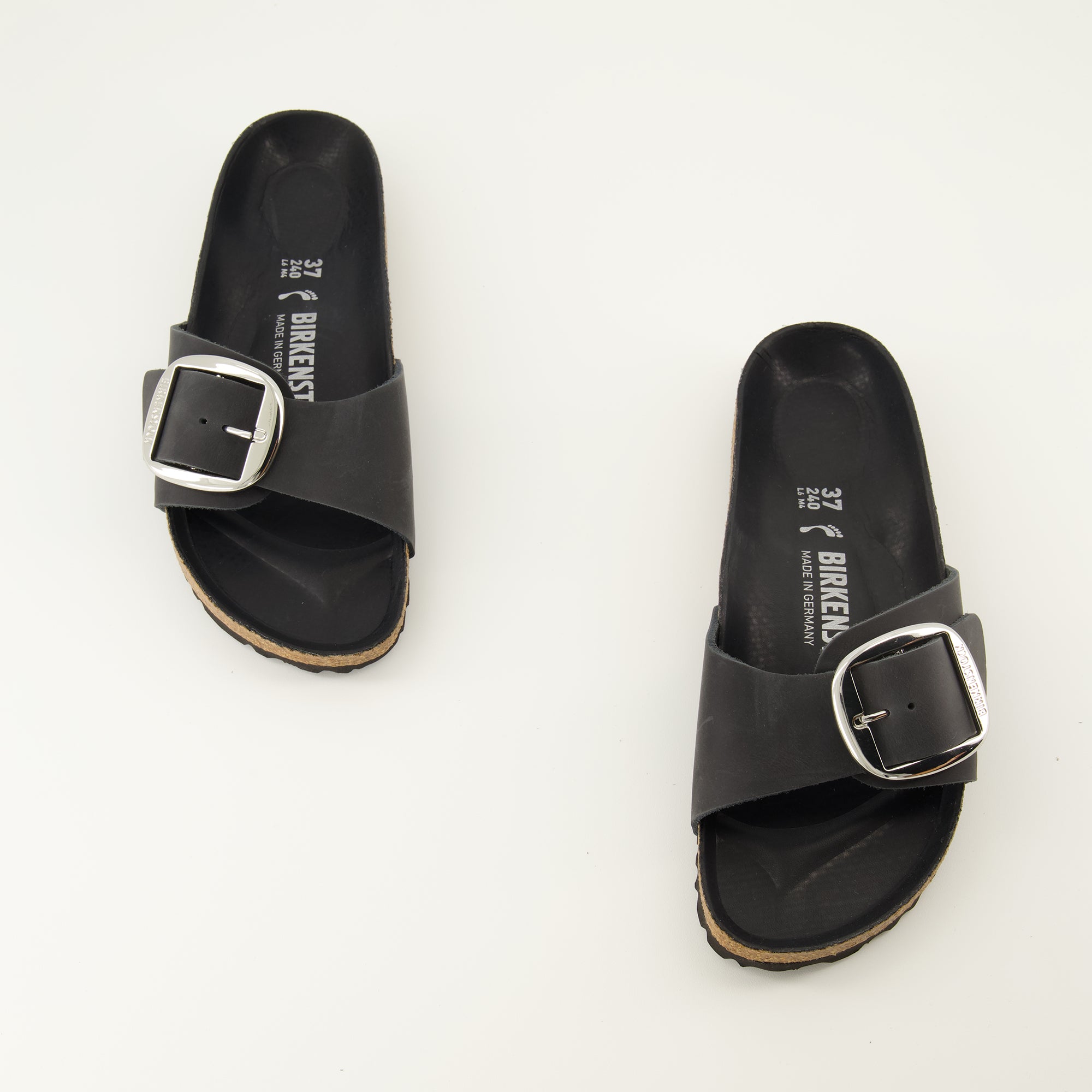 Imagen de las Sandalias Madrid Big Buckle de la marca Birkenstock para Mujer - Temporada Otoño-Invierno 2025 - Vista superior del par de zapatos