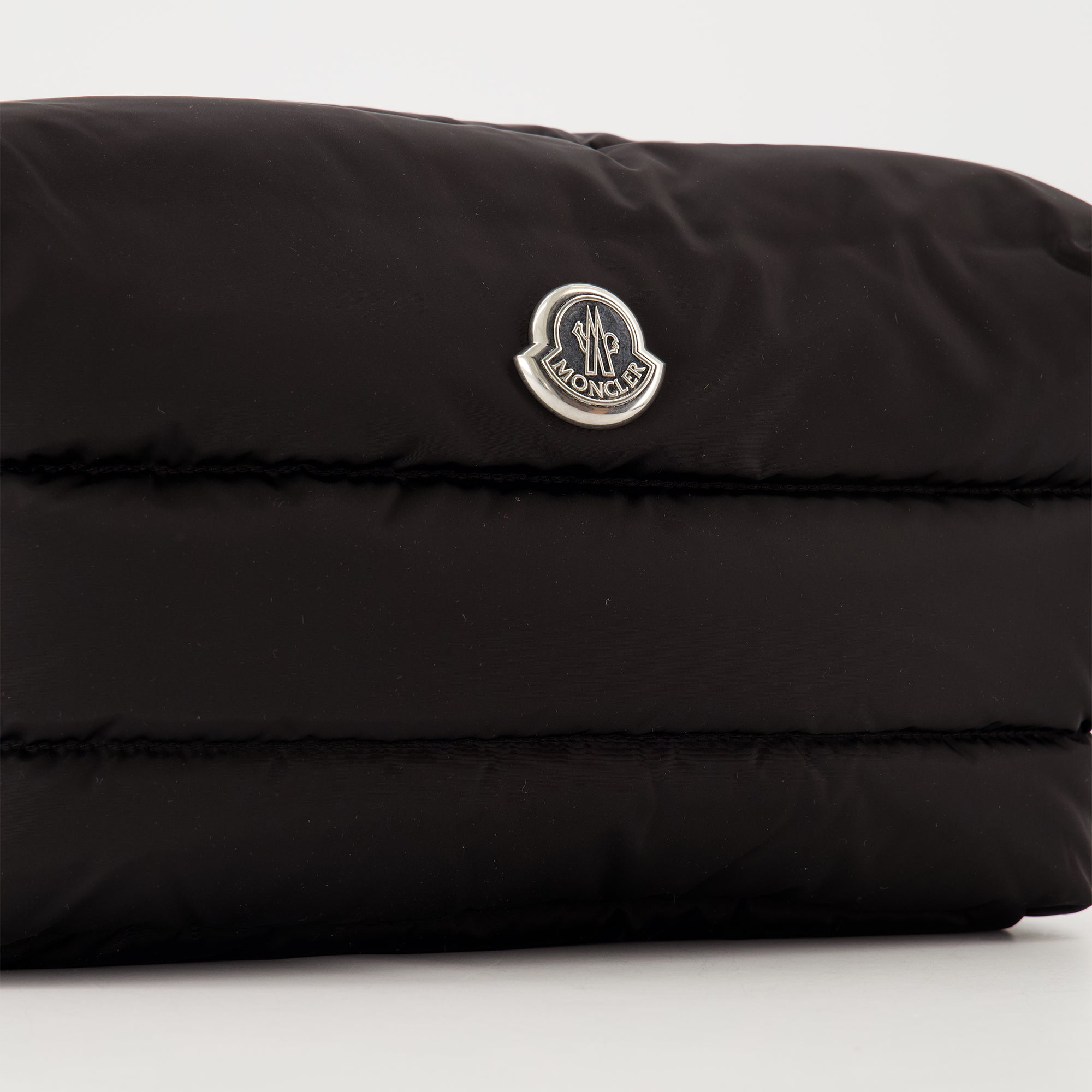 Image de l'article Pochette Caradoc matelassée noir de la marque Moncler pour Femme - Saison Printemps-Été 2026 - Vue détaillée_3