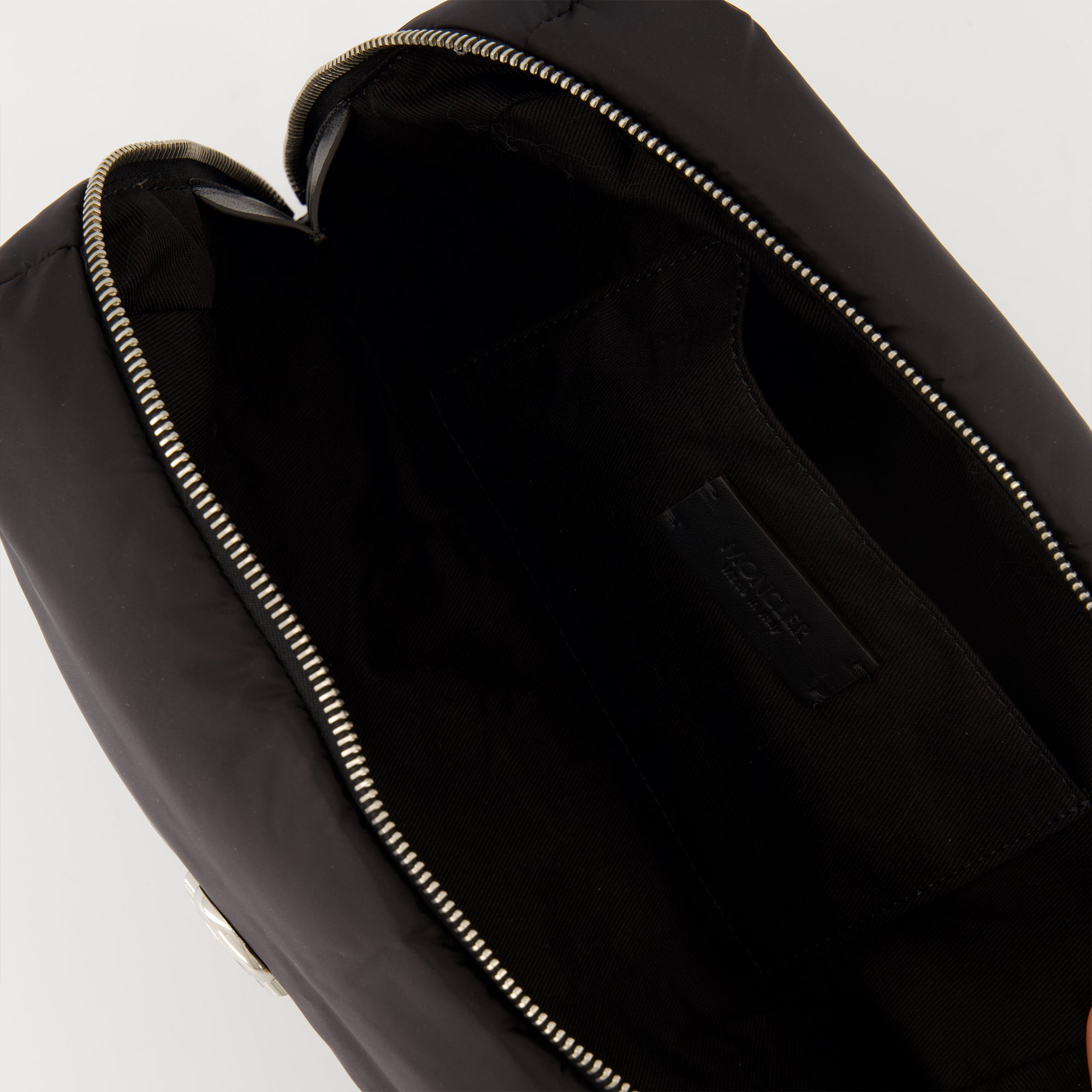 Image de l'article Pochette Caradoc matelassée noir de la marque Moncler pour Femme - Saison Printemps-Été 2026 - Vue détaillée_2