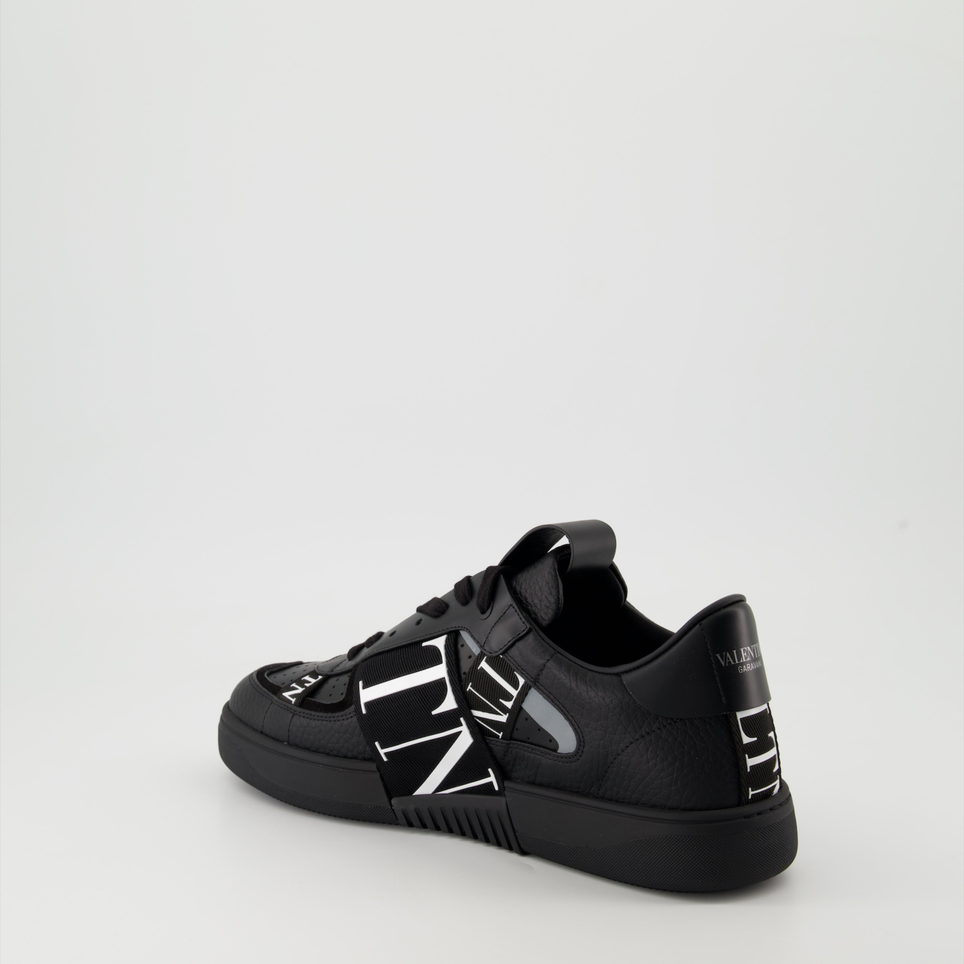 Image de l'article Baskets VL7N en cuir noir de la marque Valentino Garavani pour Homme - Saison Printemps-Été 2026 - Vue trois quarts avant droite