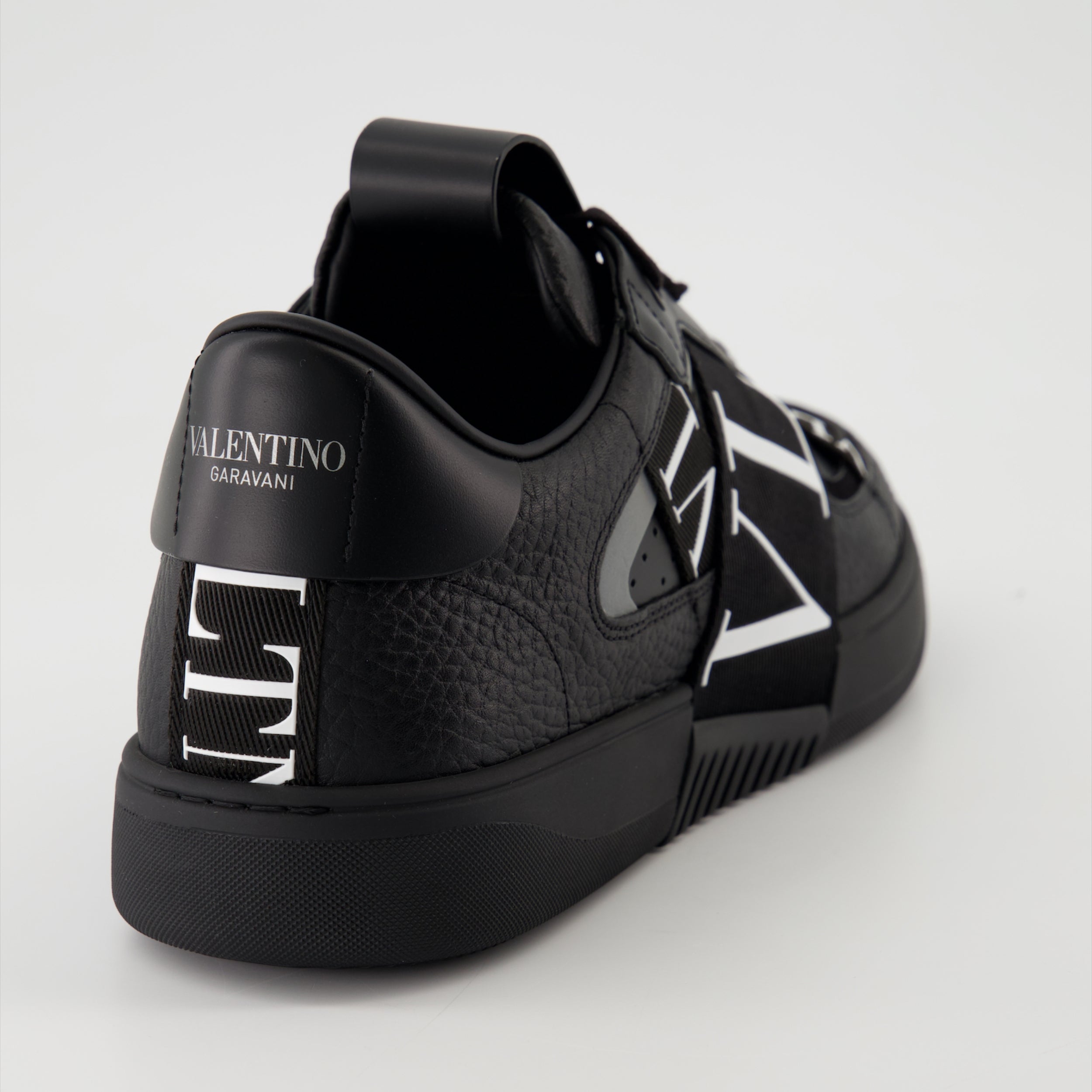 Image de l'article Baskets VL7N en cuir noir de la marque Valentino Garavani pour Homme - Saison Printemps-Été 2026 - Vue arrière