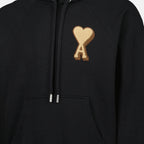 Bild des Kapuzenpullovers mit Logo-Patch der Marke Ami PARIS für Unisex - Herbst-Winter 2025 - Detailansicht_2