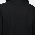 Bild des Kapuzenpullovers mit Logo-Patch der Marke Ami PARIS für Unisex - Herbst-Winter 2025 - Detailansicht_1