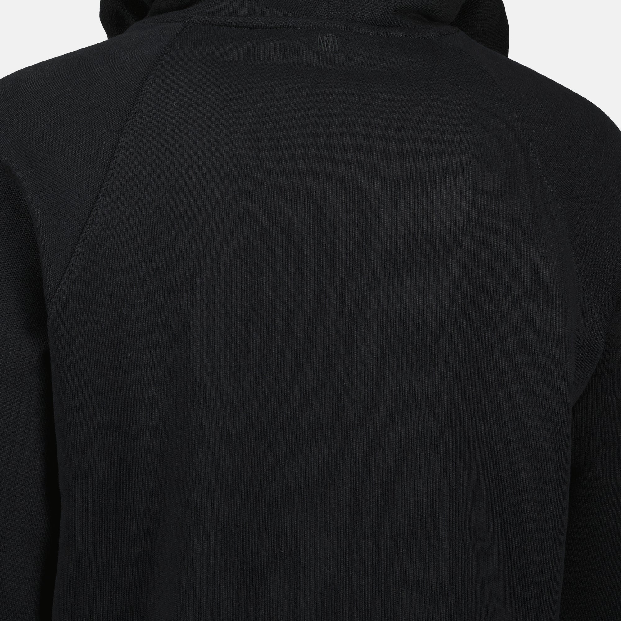 Bild des Kapuzenpullovers mit Logo-Patch der Marke Ami PARIS für Unisex - Herbst-Winter 2025 - Detailansicht_1