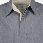 Immagine dell'articolo Camicia polo grigia in lana del marchio Ami PARIS per Unisex - Stagione Autunno-Inverno 2025 - Vista Dettagliata_1