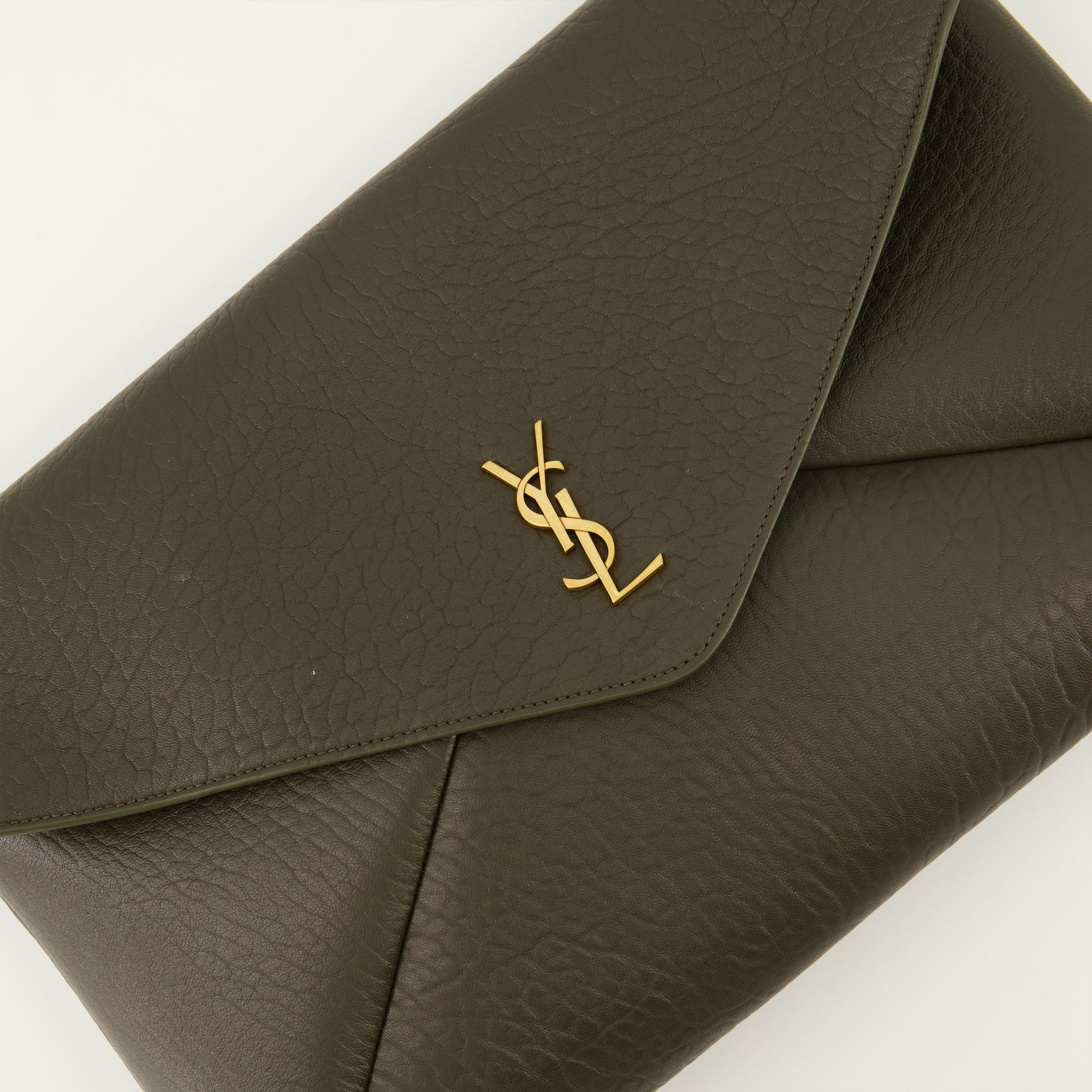 Image de l'article Pochette Cassandre XXL de la marque Saint Laurent pour Femme - Saison Automne-Hiver 2025 - Vue détaillée_2