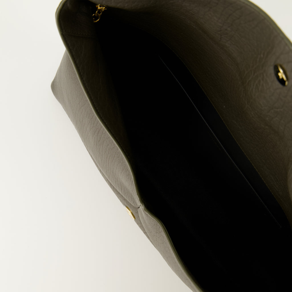 Image de l'article Pochette Cassandre XXL de la marque Saint Laurent pour Femme - Saison Automne-Hiver 2025 - Vue détaillée_3