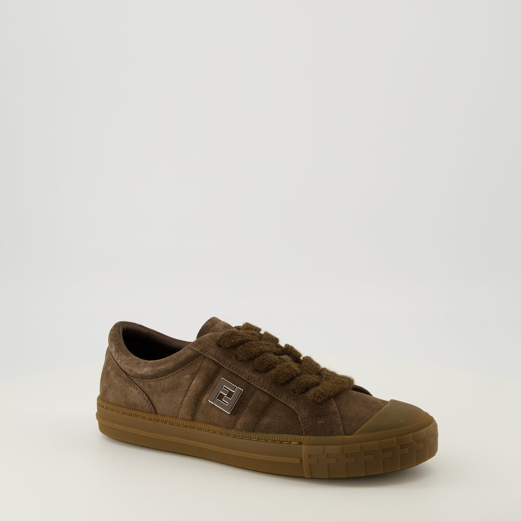 Image de l'article Baskets Domino de la marque Fendi pour Homme - Saison Automne-Hiver 2025 - Vue trois quarts arrière droite