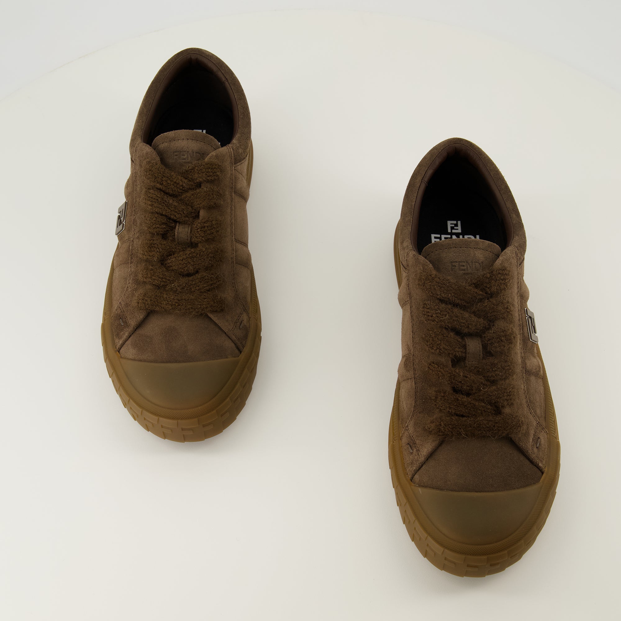 Image de l'article Baskets Domino de la marque Fendi pour Homme - Saison Automne-Hiver 2025 - Vue de dessus paire de chaussure