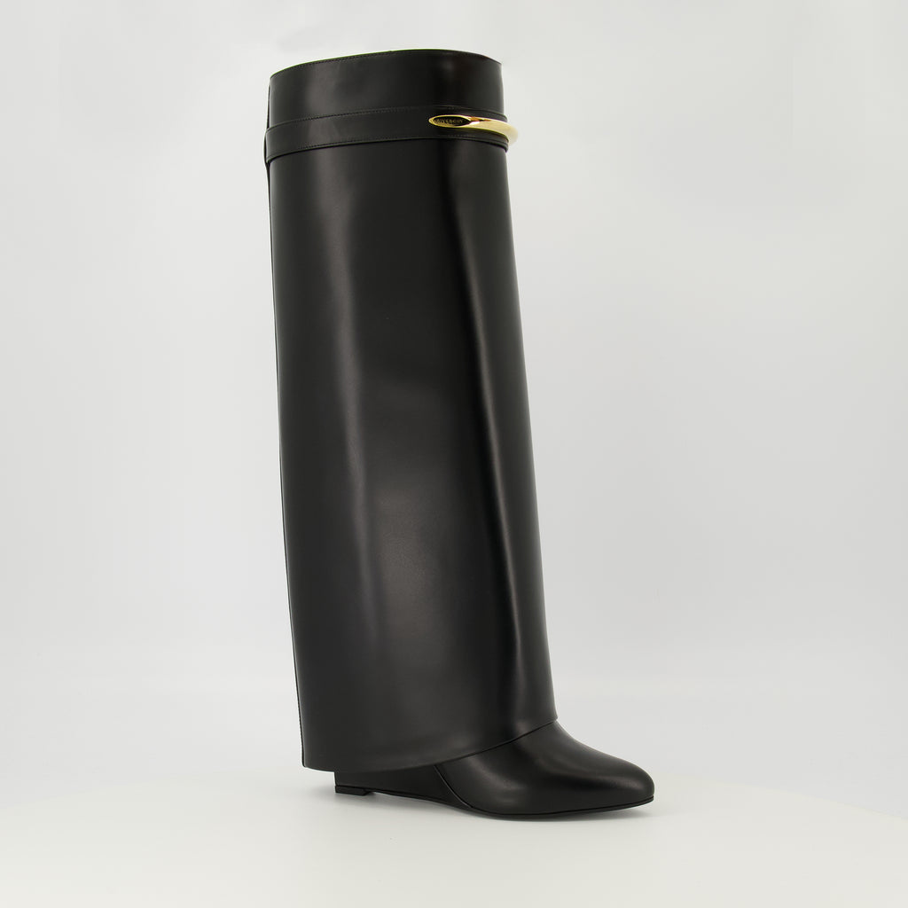 Image de l'article Bottes Shark en cuir noir de la marque Givenchy pour Femme - Saison Printemps-Été 2026 - Vue trois quarts avant droite