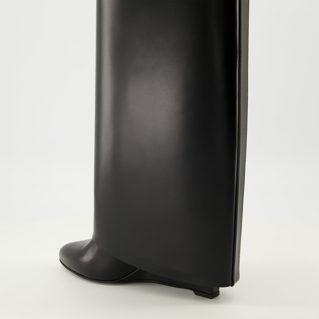 Image de l'article Bottes Shark en cuir noir de la marque Givenchy pour Femme - Saison Printemps-Été 2026 - Vue trois quarts arrière droite