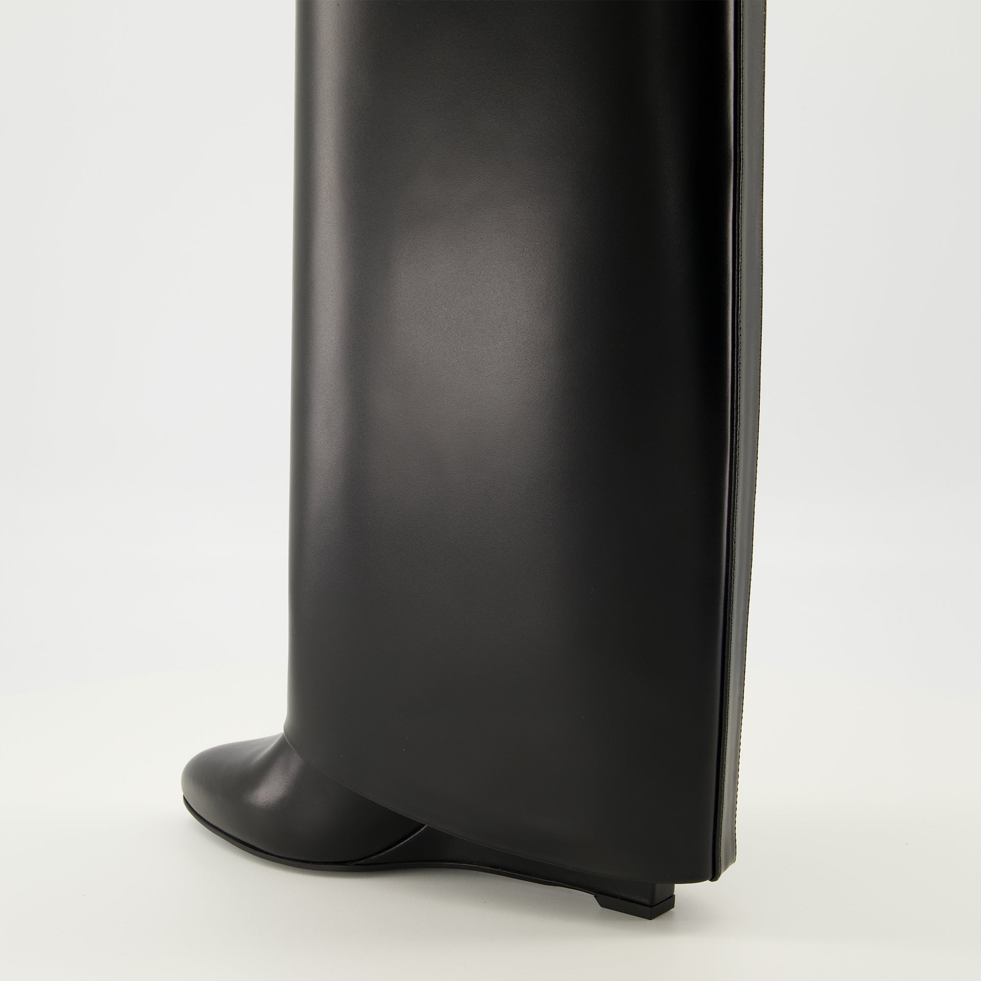 Image de l'article Bottes Shark en cuir noir de la marque Givenchy pour Femme - Saison Printemps-Été 2026 - Vue trois quarts arrière droite