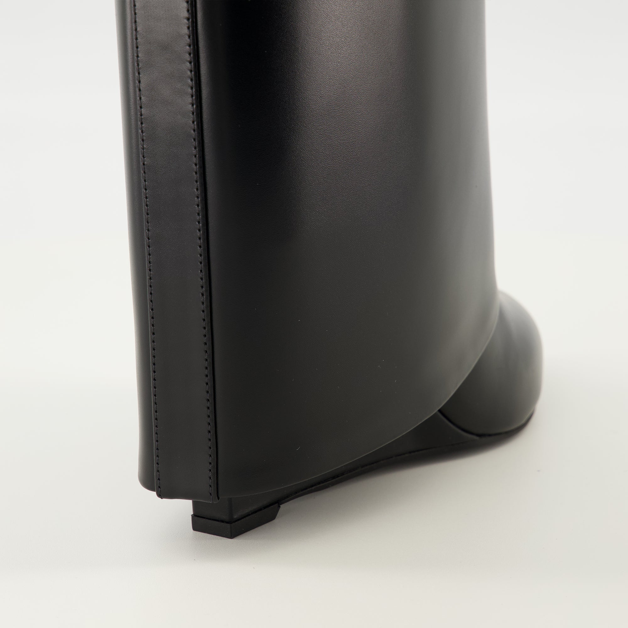 Image de l'article Bottes Shark en cuir noir de la marque Givenchy pour Femme - Saison Printemps-Été 2026 - Vue arrière