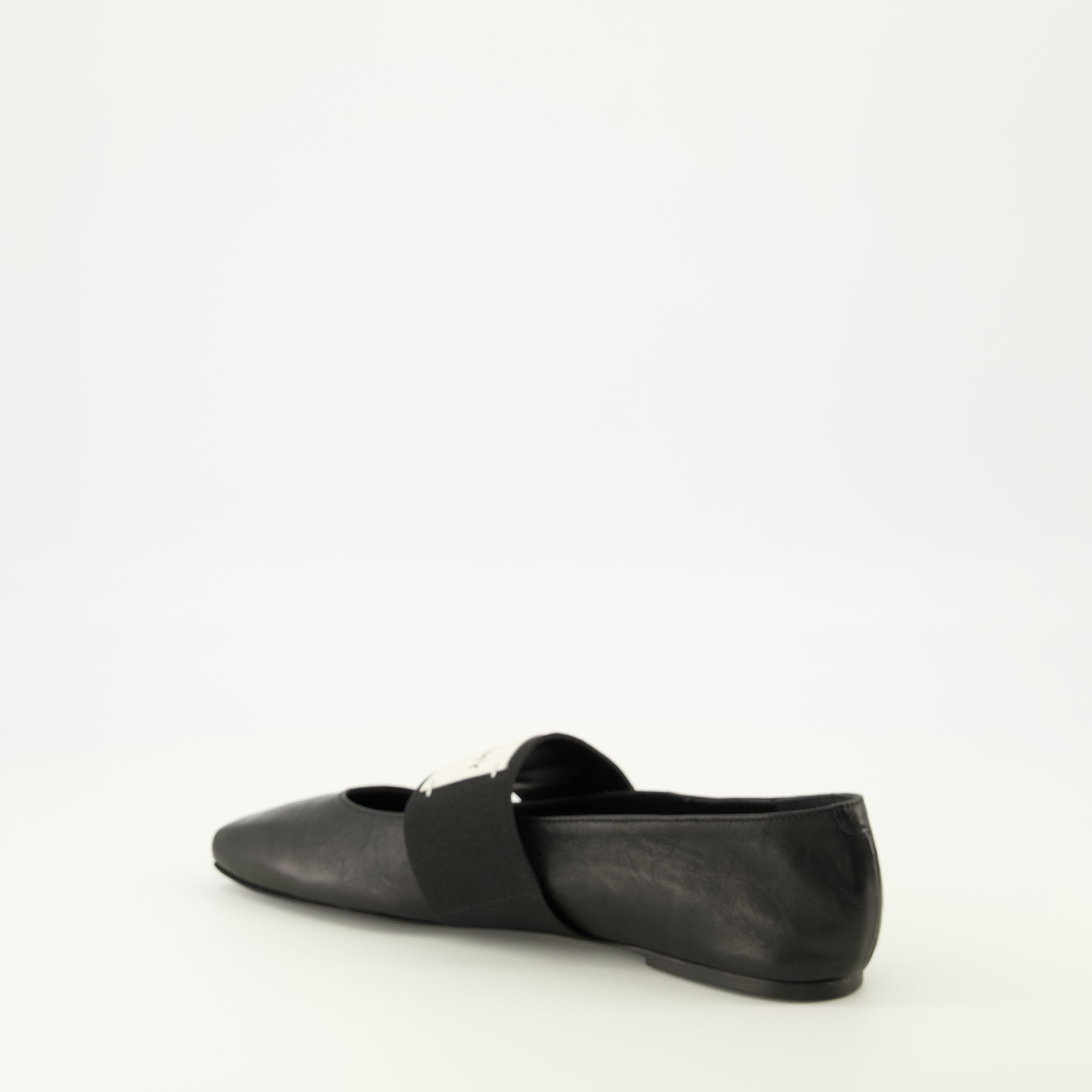 Image de l'article Ballerines Sliced Square noir de la marque Givenchy pour Femme - Saison Printemps-Été 2026 - Vue trois quarts arrière droite