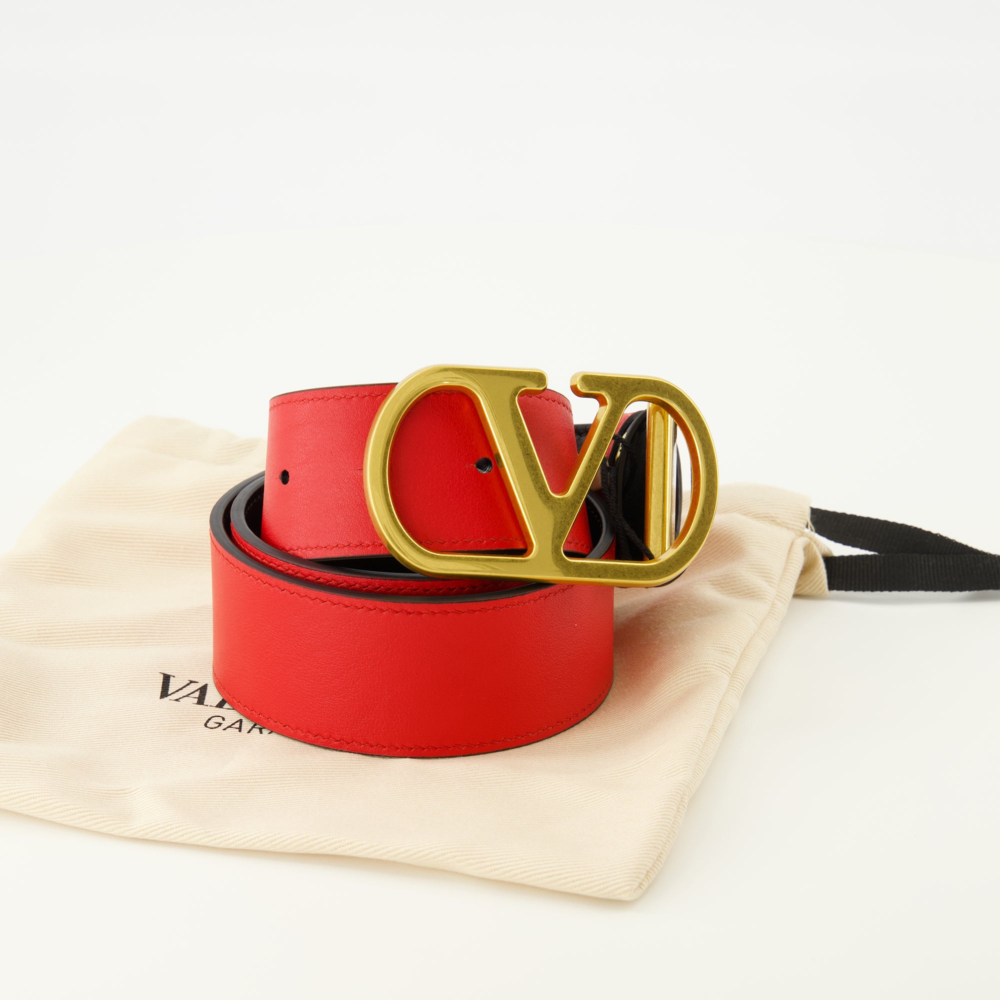 Image de l'article Ceinture réversible noir et rouge 40 mm de la marque Valentino Garavani pour Femme - Saison Printemps-Été 2026 - Vue détaillée_5