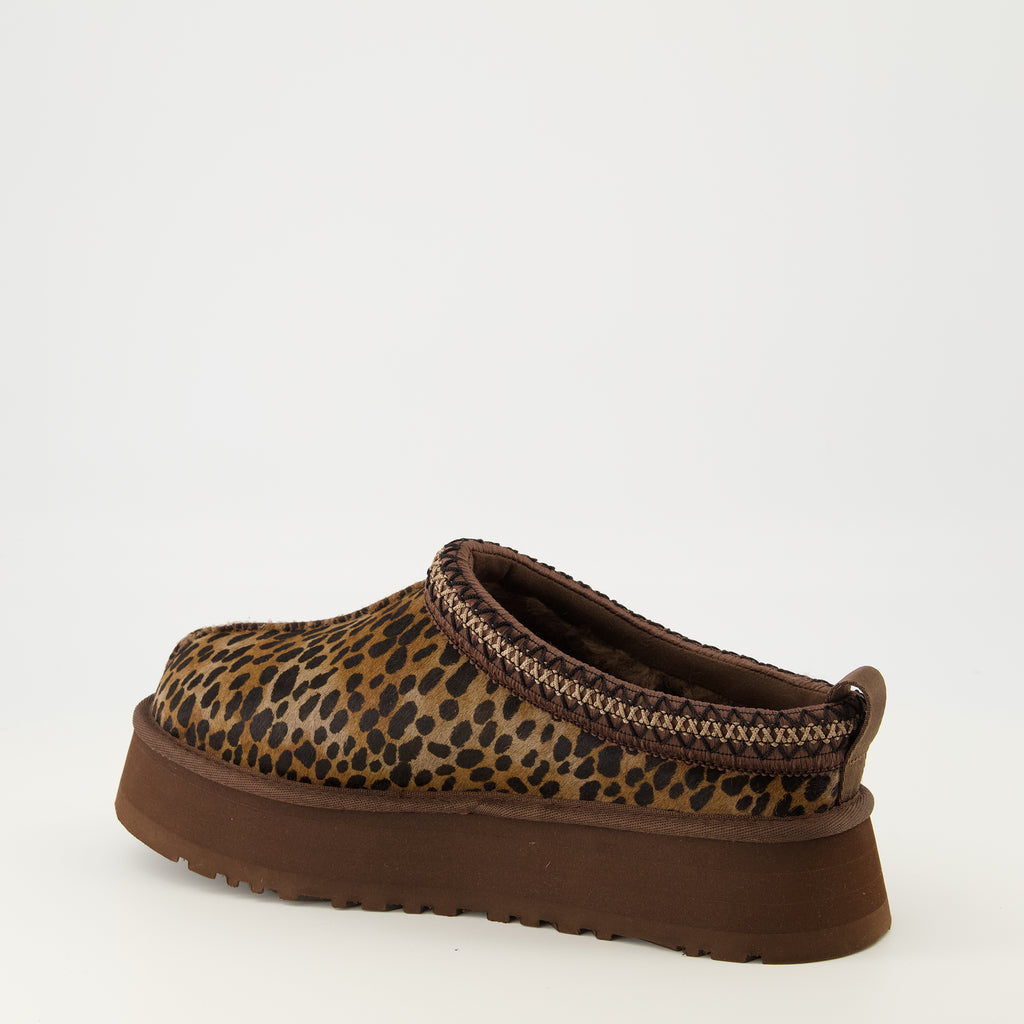 Imagen de las Mules Tazz Caspian de la marca Ugg para Mujer - Temporada Otoño-Invierno 2025 - Vista tres cuartos trasera derecha