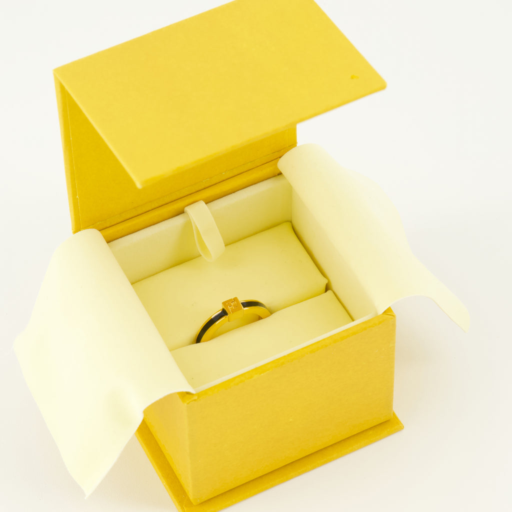 Image de l'article Bague à logo doré et noir de la marque Fendi pour Femme - Saison Printemps-Été 2026 - Vue détaillée_3