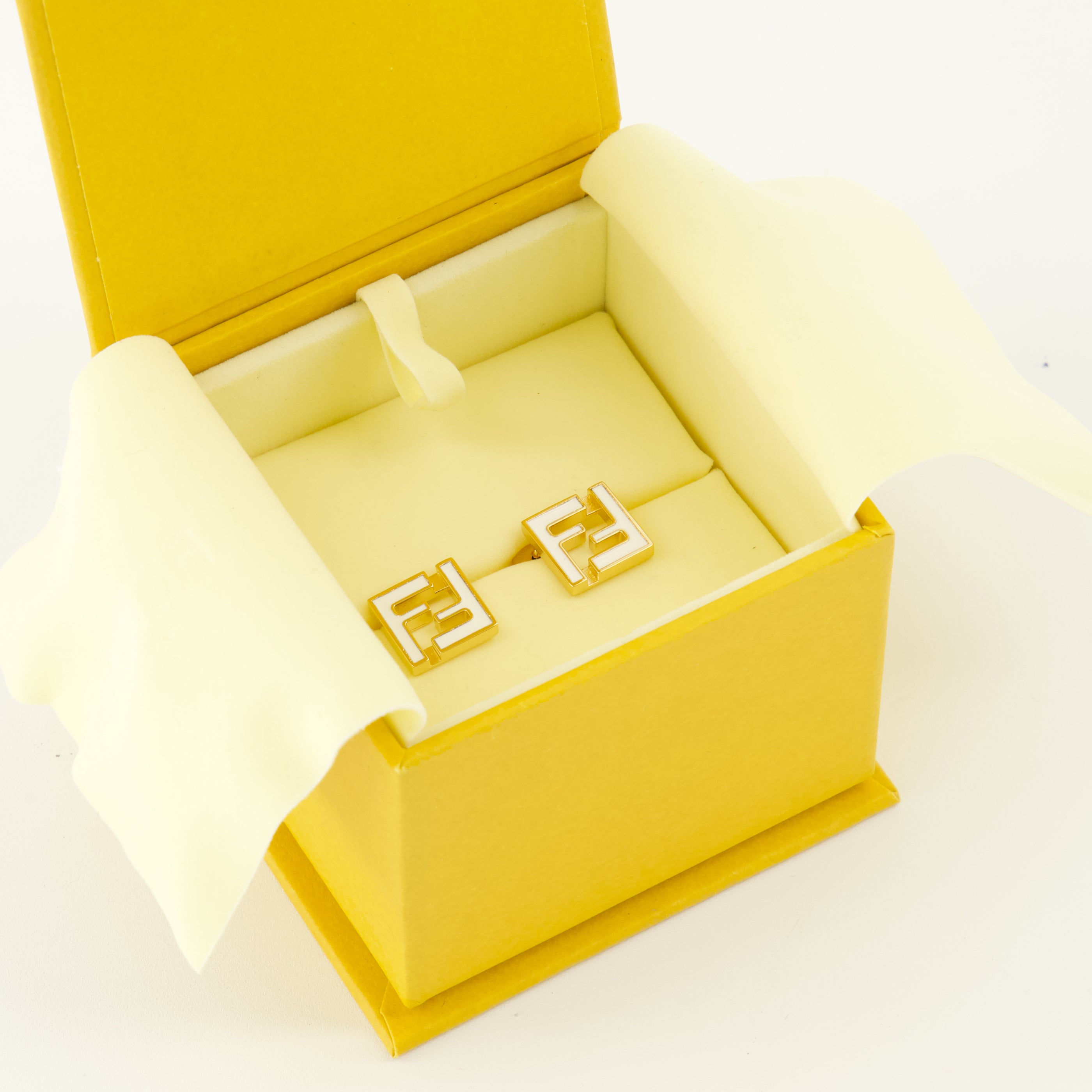 Image de l'article Boucles d'oreilles Forever doré et blanche de la marque Fendi pour Femme - Saison Printemps-Été 2026 - Vue détaillée_3