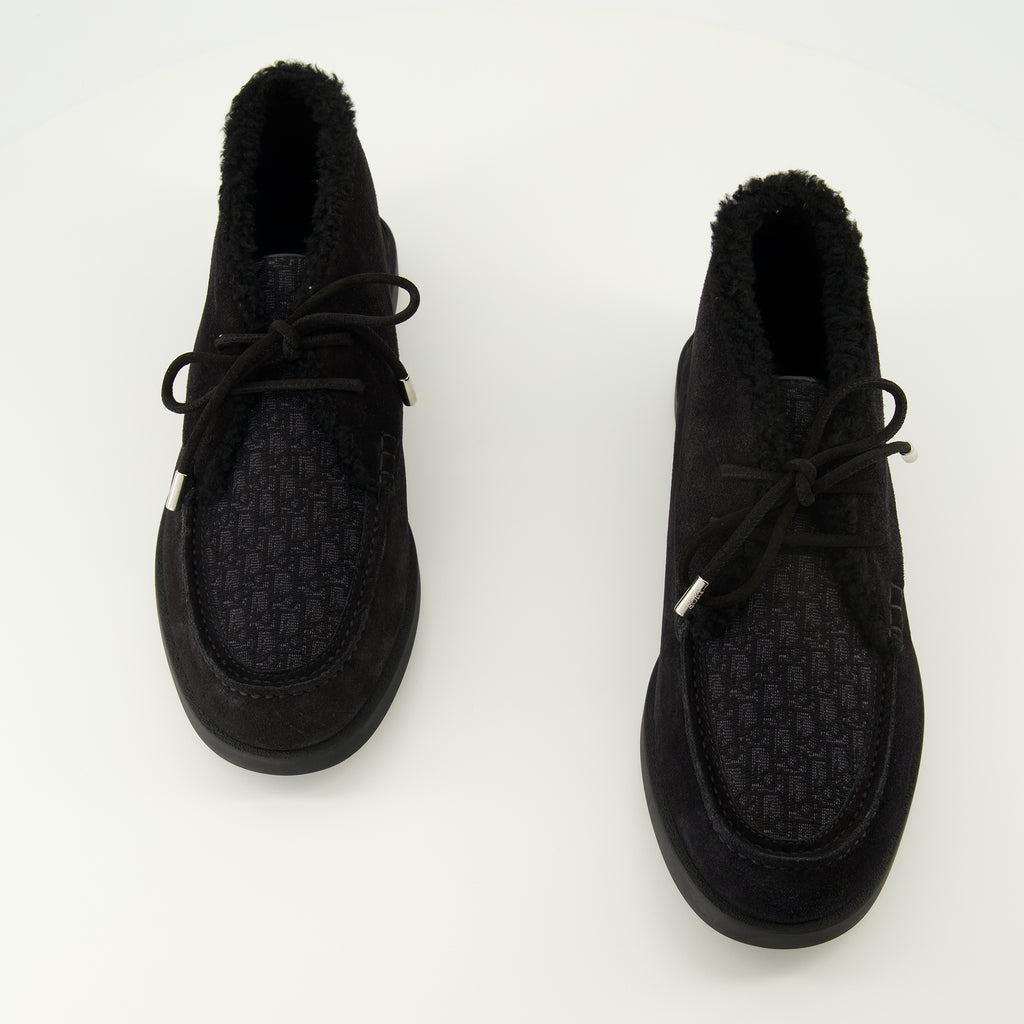 Immagine degli stivaletti Chukka neri del marchio Dior per Uomo - Stagione Primavera-Estate 2026 - Vista dall'alto del paio di scarpe