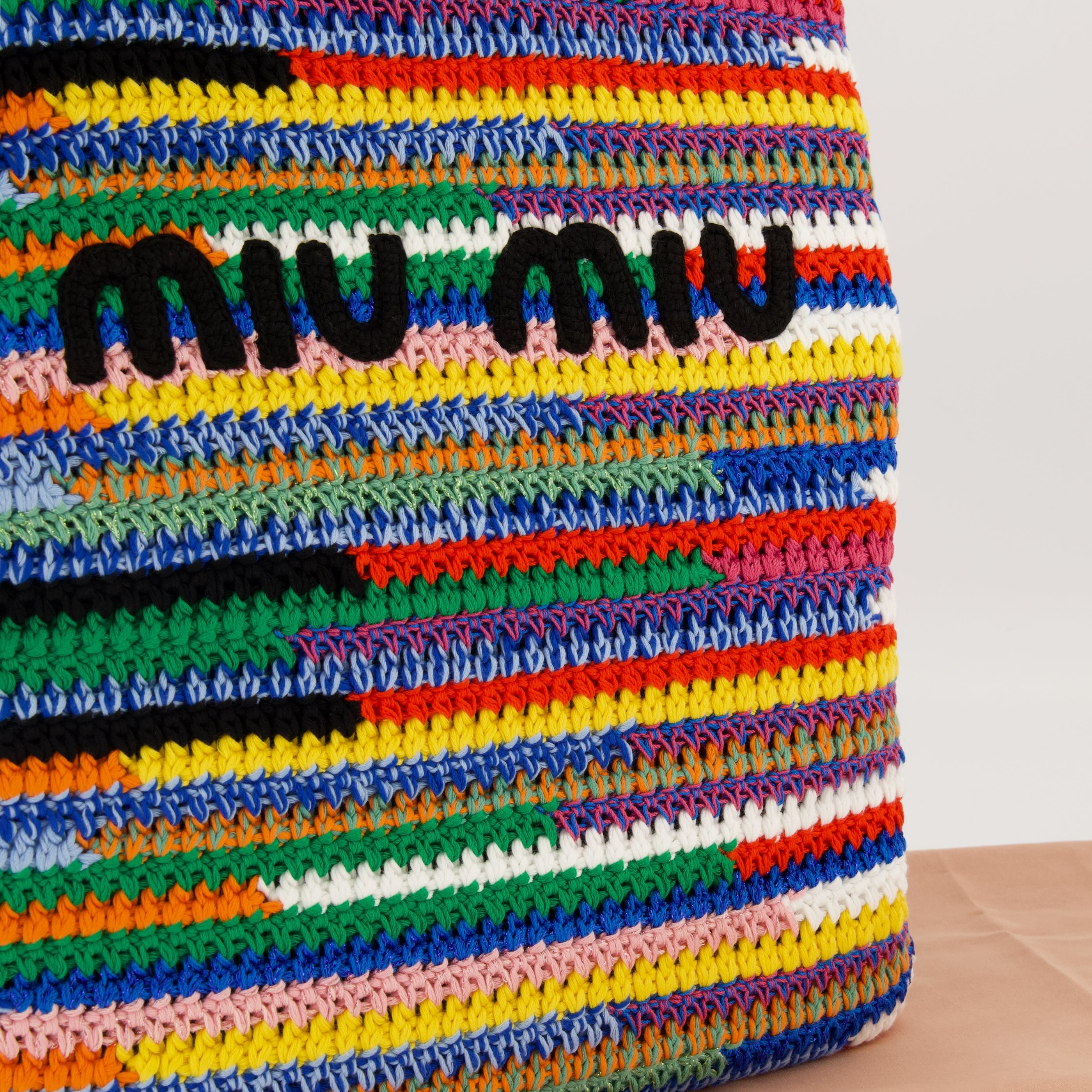 Image de l'article Cabas multicolore en crochet de la marque Miu Miu pour Femme - Saison Printemps-Été 2026 - Vue détaillée_2