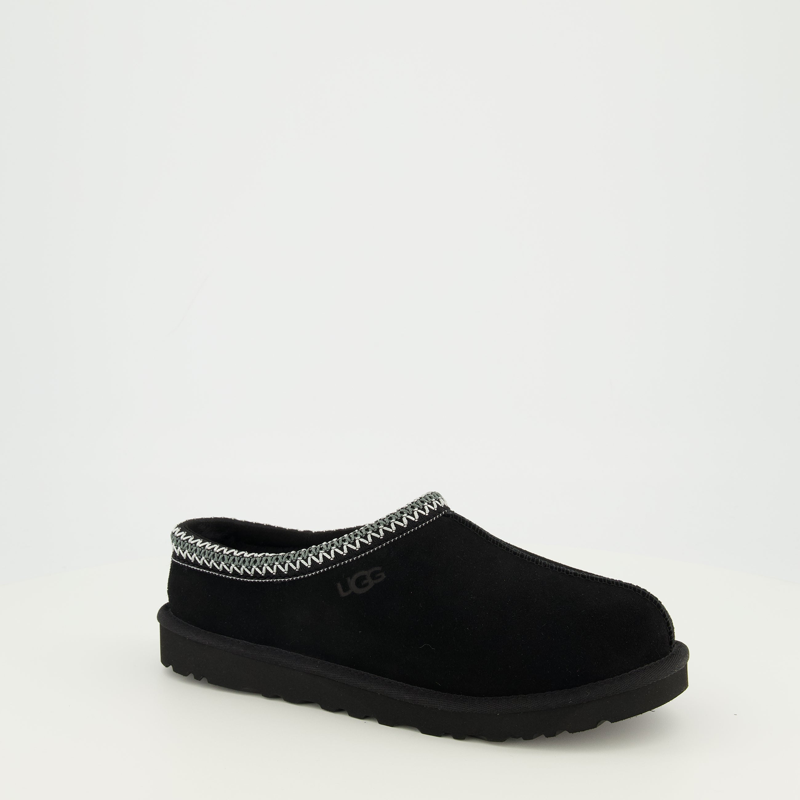 Image de l'article Mules Tasman II noir de la marque Ugg pour Homme - Saison Printemps-Été 2026 - Vue trois quarts avant droite