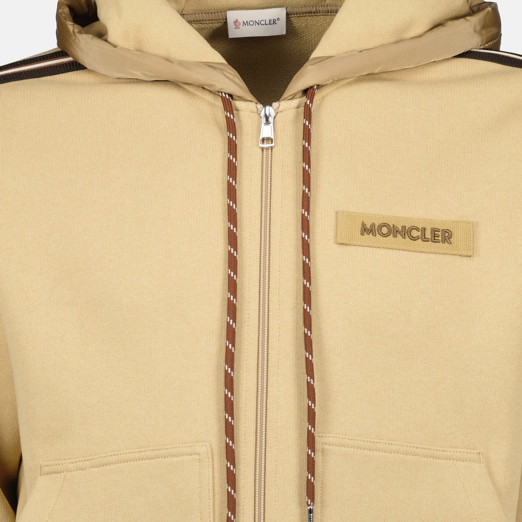 Imagen del sudadera con capucha marrón de la marca Moncler para hombre - Temporada Primavera-Verano 2026 - Vista Detallada_2