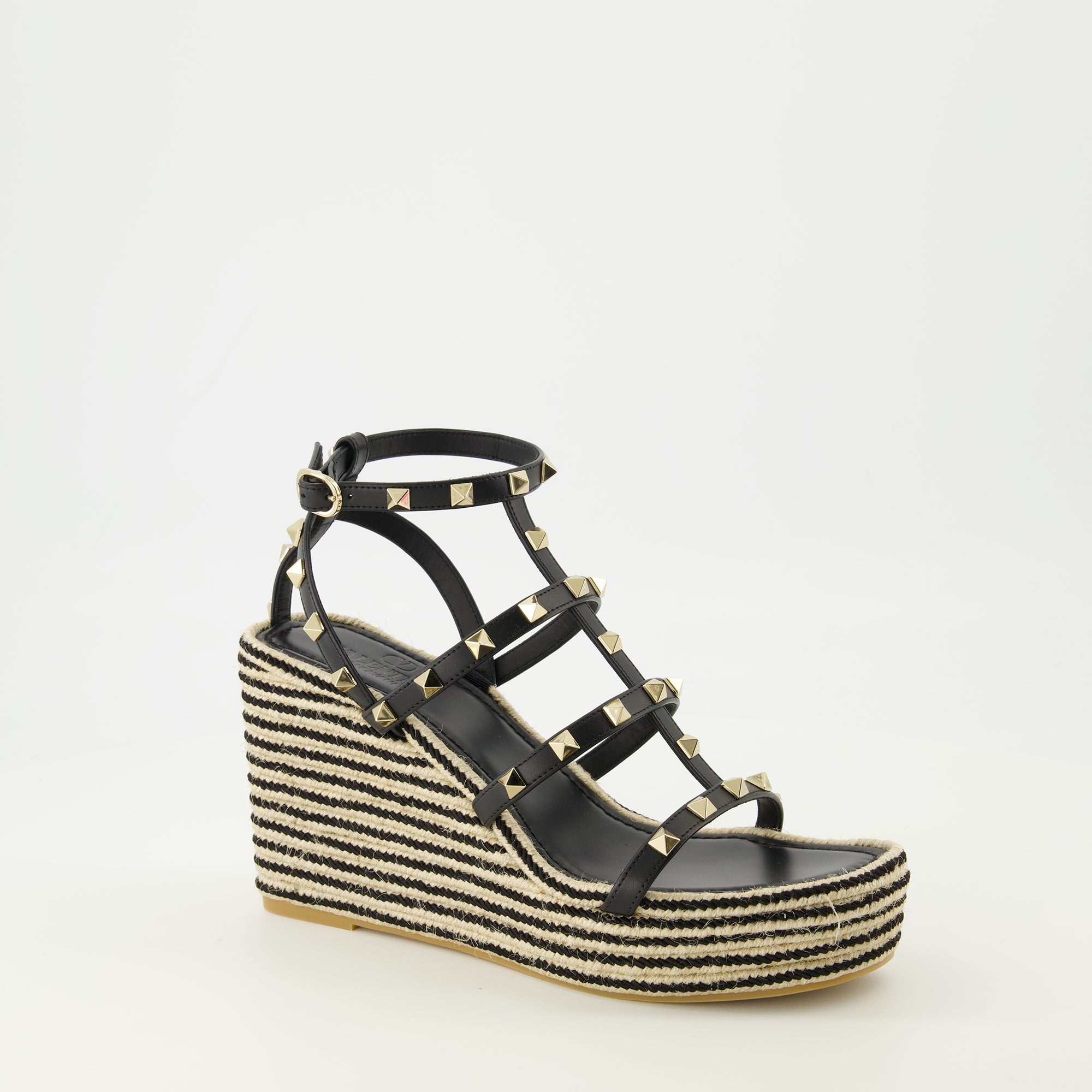 Image de l'article Sandales Compensées Rockstud noir de la marque Valentino Garavani pour Femme - Saison Printemps-Été 2026 - Vue trois quarts avant droite