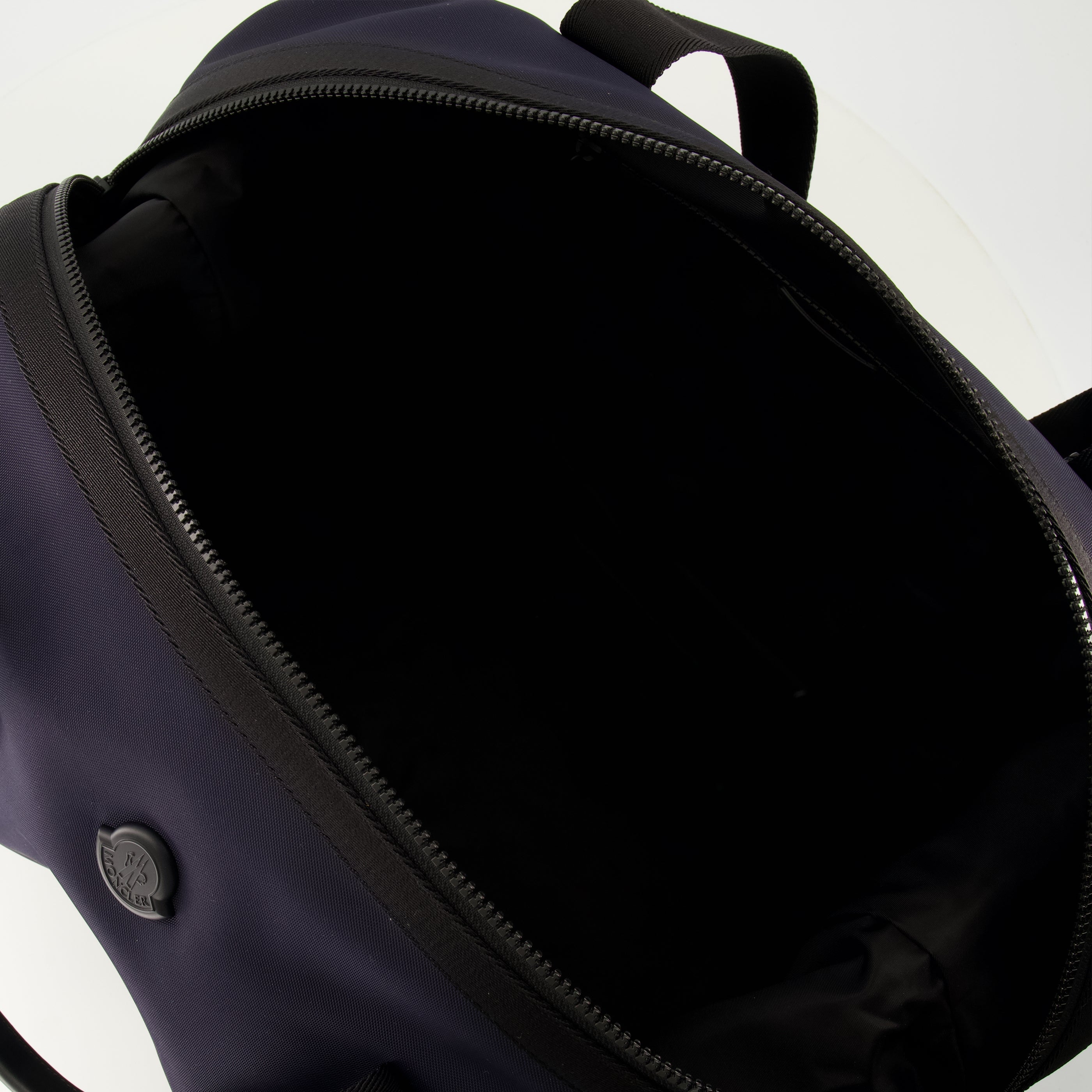 Immagine della borsa sportiva Tech blu navy di Moncler per uomo - Stagione Primavera-Estate 2026 - Vista Dettagliata 3