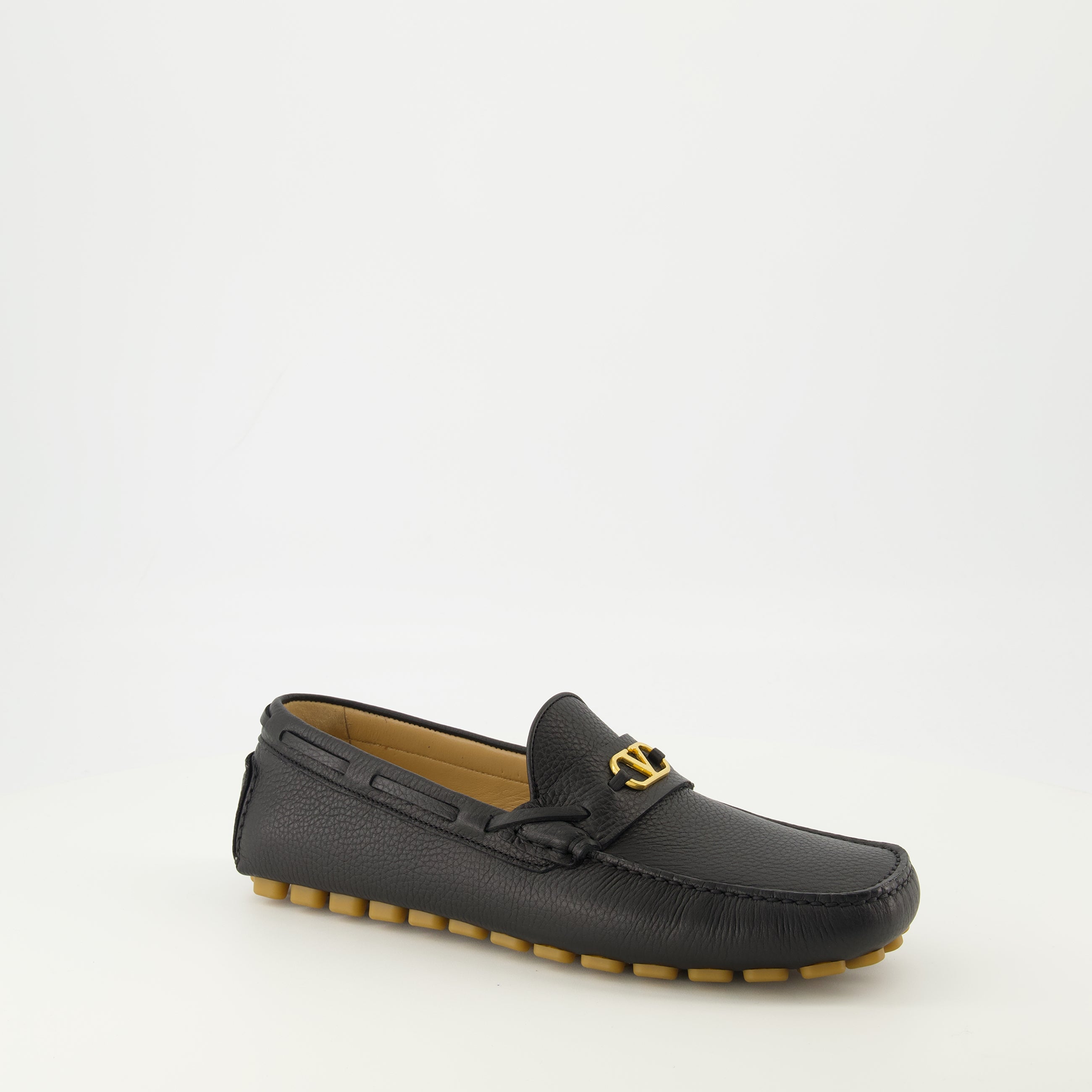 Image de l'article Mocassins Driver en cuir noir de la marque Valentino Garavani pour Homme - Saison Printemps-Été 2026 - Vue trois quarts avant droite