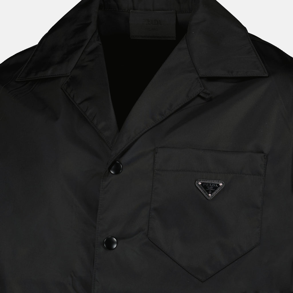 プラダのメンズ用黒ナイロンシャツの画像 - 2026年春夏シーズン - 詳細ビュー_2