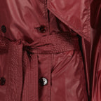 Immagine del trench in nylon bordeaux del marchio Saint Laurent per Donna - Stagione Primavera-Estate 2026 - Vista Dettagliata_2