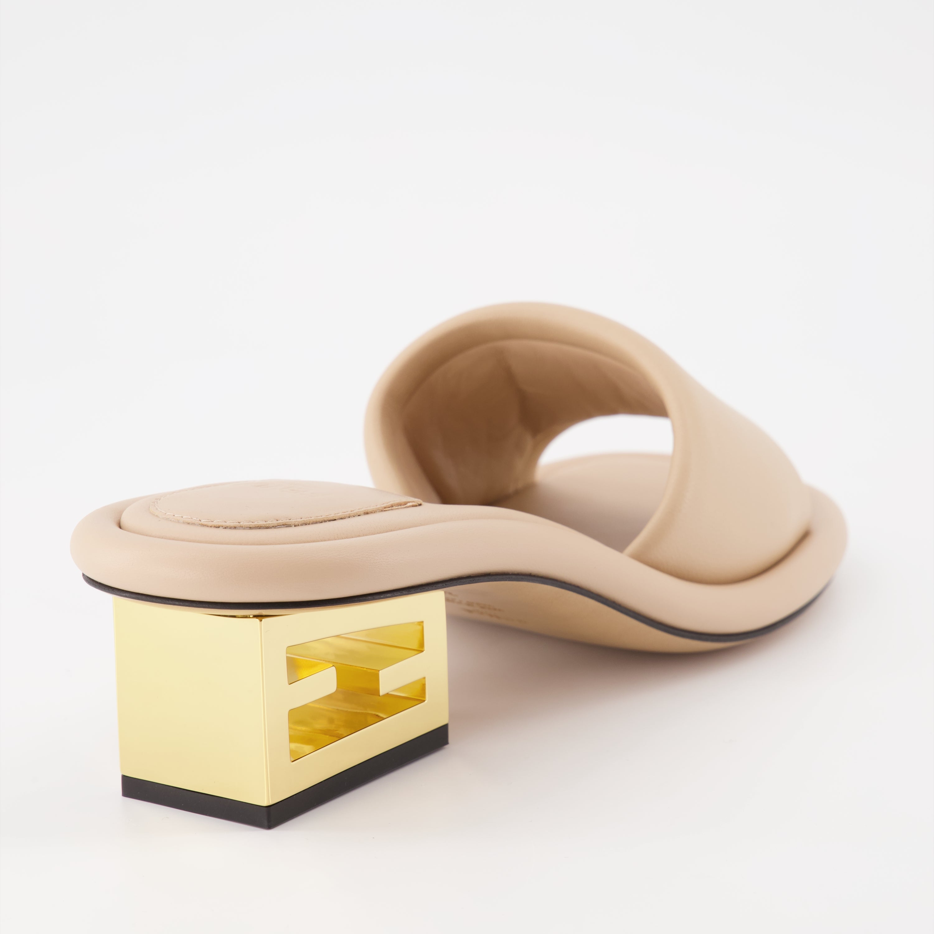 Chaussures ouvertes Sandales à talons en cuir Fendi Beige Femme
