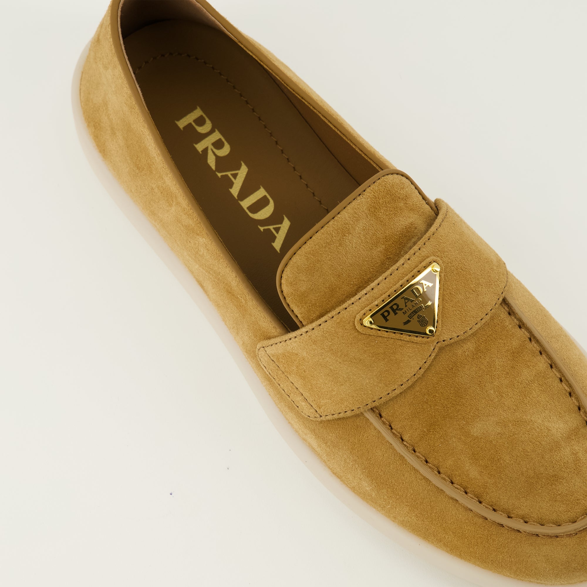 Image de l'article Mocassins en cuir suédé marron de la marque Prada pour Femme - Saison Printemps-Été 2026 - Vue détaillée de haut