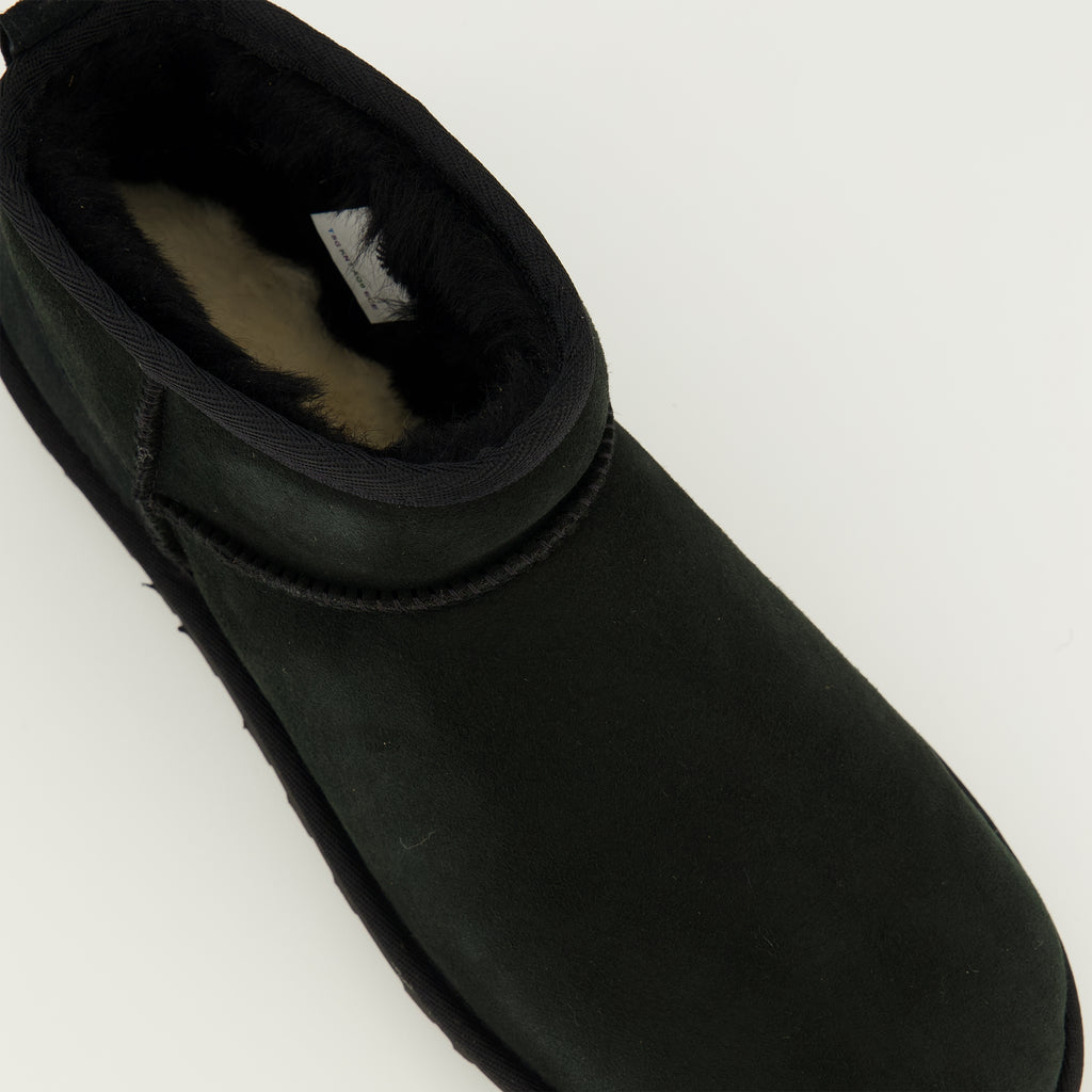 Image of the Ugg Classic Ultra Mini II black boots for men - Spring-Summer 2026 - Top detailed view