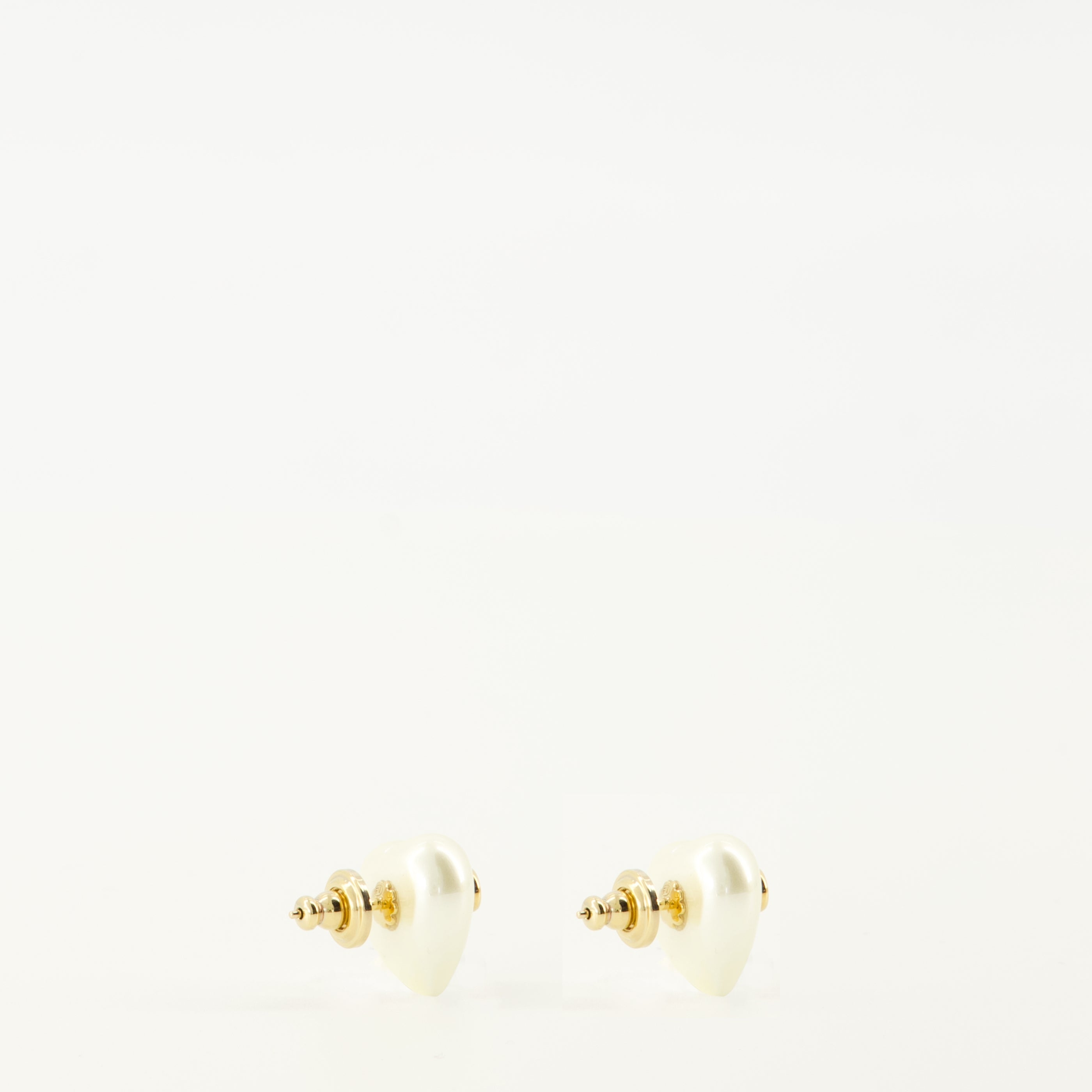 Imagem dos brincos Vlogo em metal e pérolas da marca Valentino Garavani para Mulher - Temporada Primavera-Verão 2026 - Vista Detalhada 2