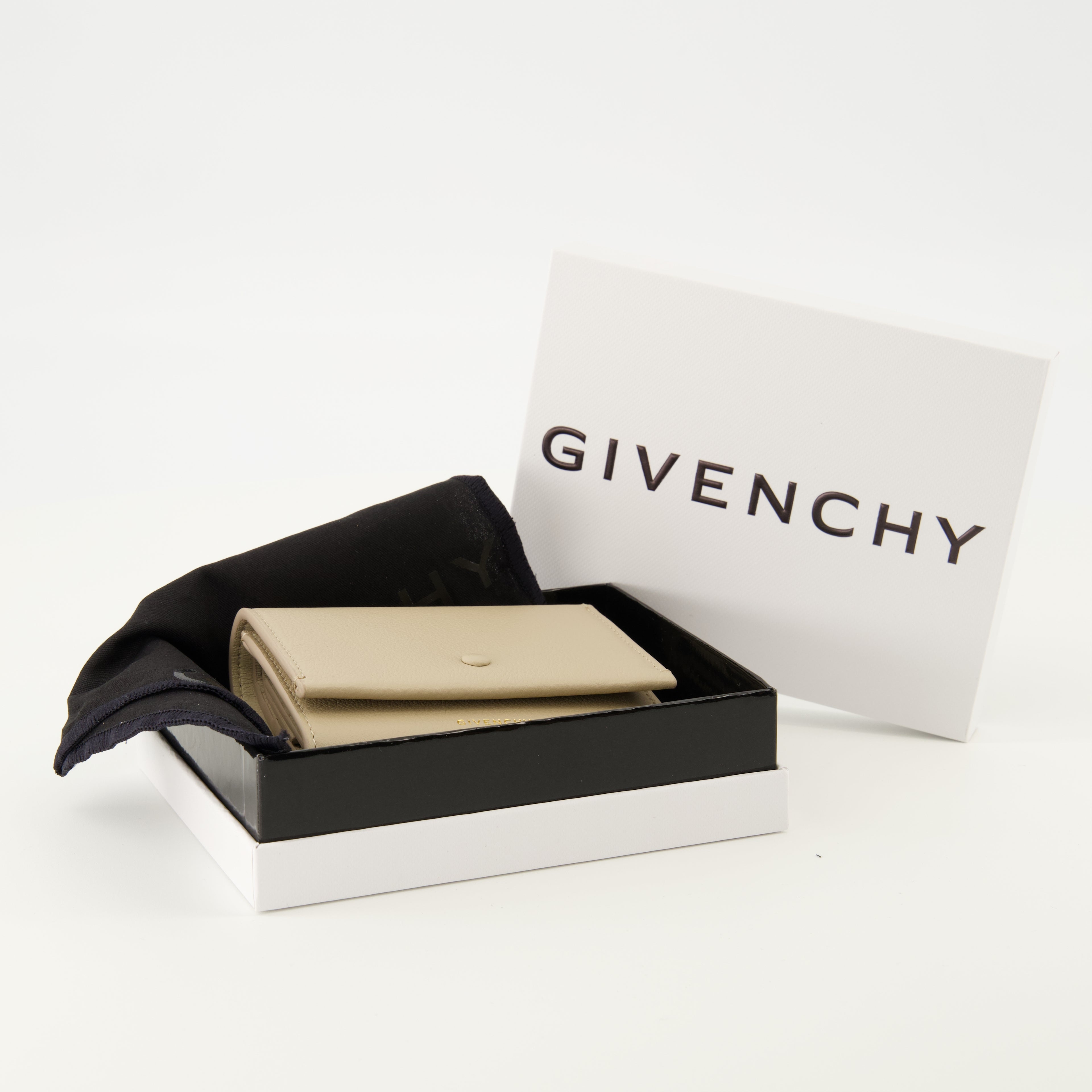 Image of the Givenchy Day Wallet for Women - Autumn-Winter 2025 - Detailed View_3