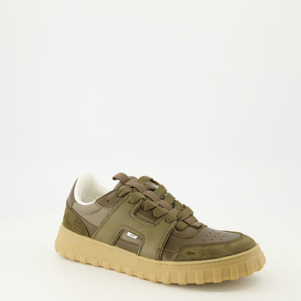 Ami PARISのユニセックス用A Walkスニーカーの画像 - 2025年秋冬シーズン - 前方右三分の一のビュー