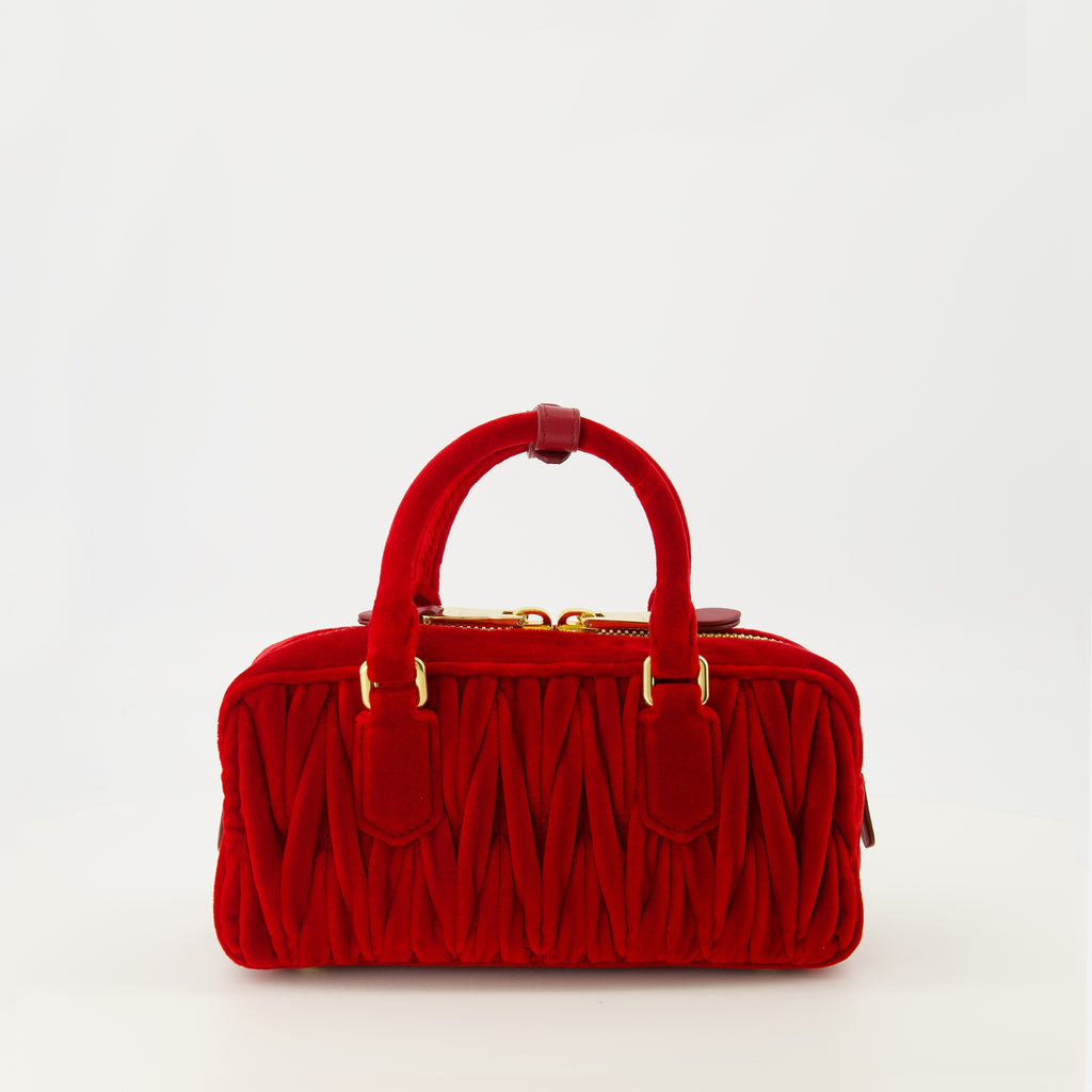 Image de l'article Sac Arcadie en velours matelassé rouge de la marque Miu Miu pour Femme - Saison Printemps-Été 2026 - Vue de Dos