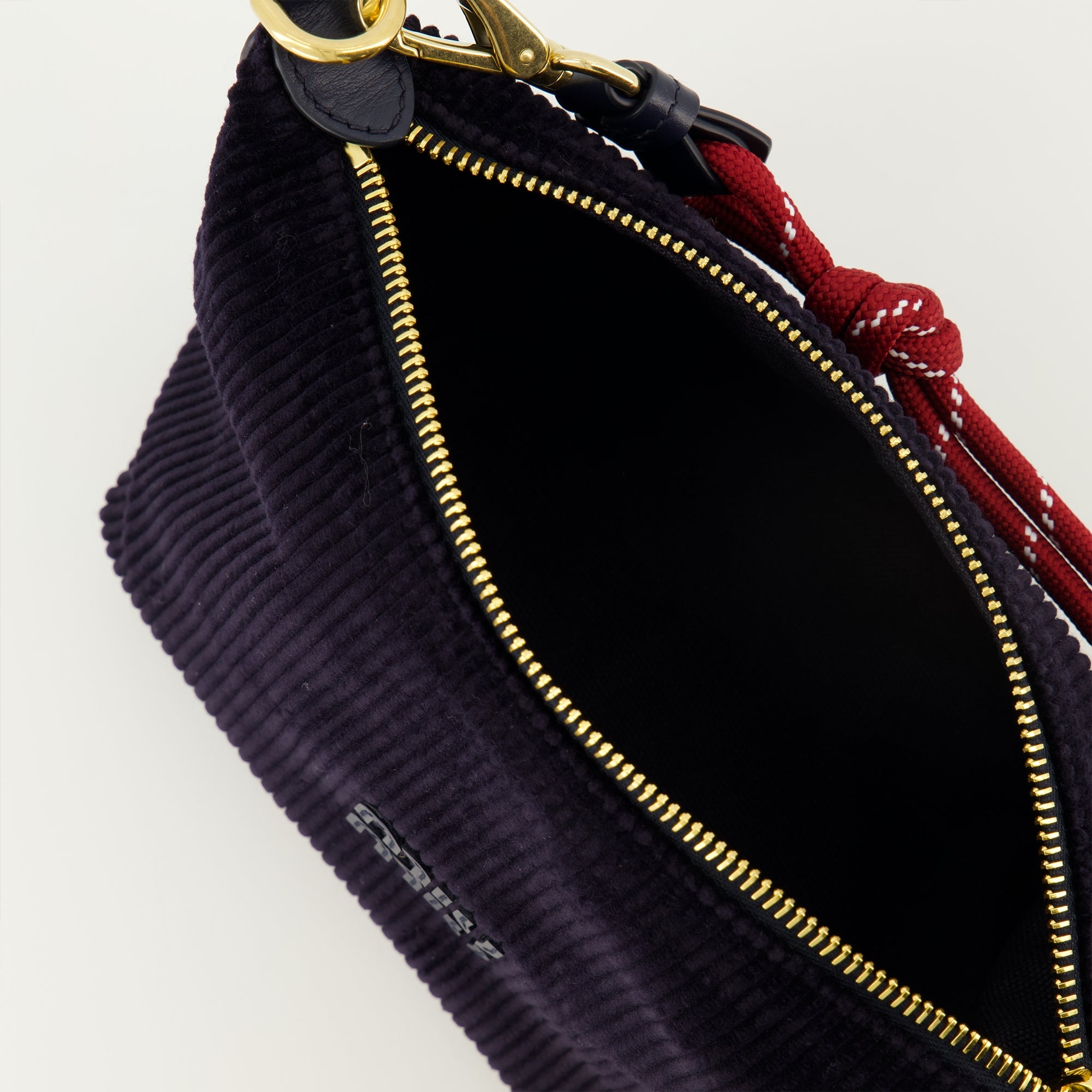 Imagem da clutch em veludo corduroy azul marinho da marca Miu Miu para mulher - Temporada Primavera-Verão 2026 - Vista Detalhada 3