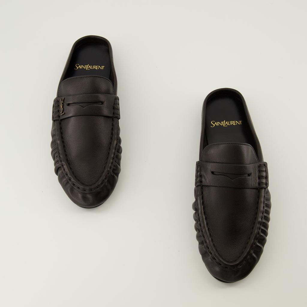 Imagem das mules loafers pretas da marca Saint Laurent para Senhora - Temporada Outono-Inverno 2025 - Vista de cima do par de sapatos