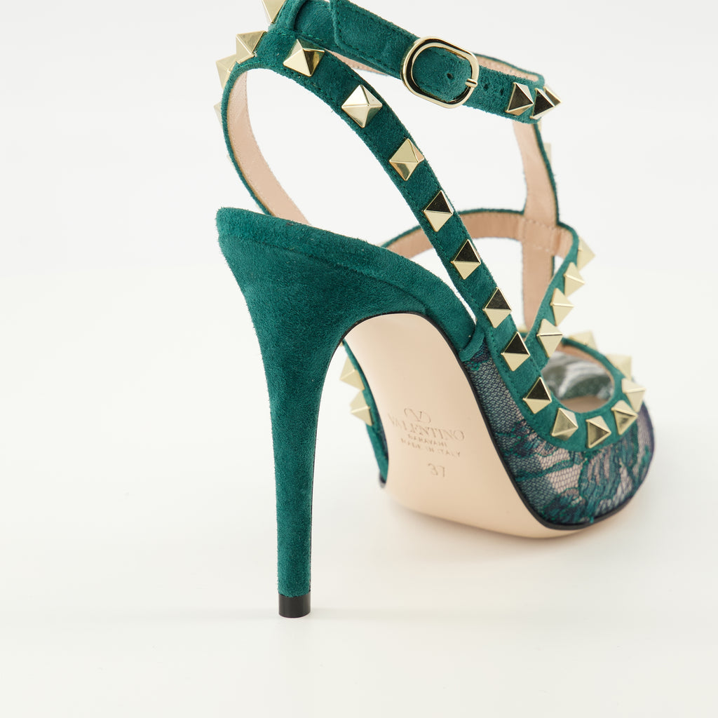 Imagem dos sapatos de salto Rockstud em renda da marca Valentino Garavani para Mulher - Temporada Outono-Inverno 2025 - Vista traseira