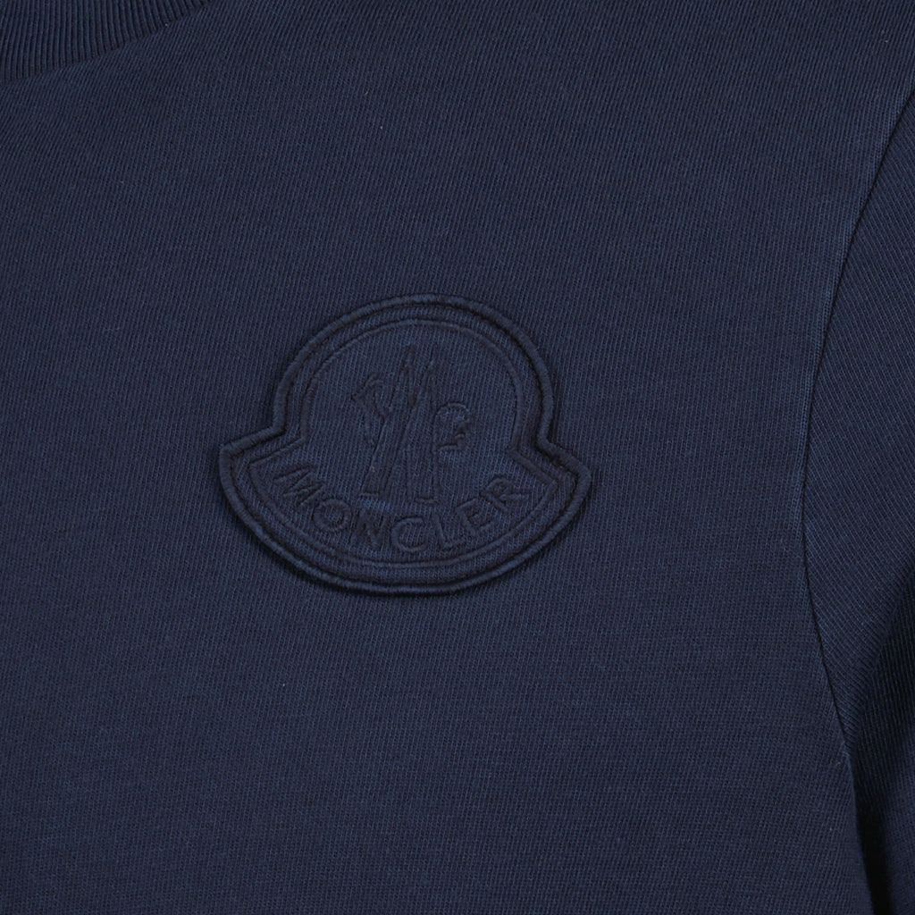 Immagine della maglietta con logo ricamato blu navy di Moncler per uomo - Collezione Primavera-Estate 2026 - Vista dettagliata_1