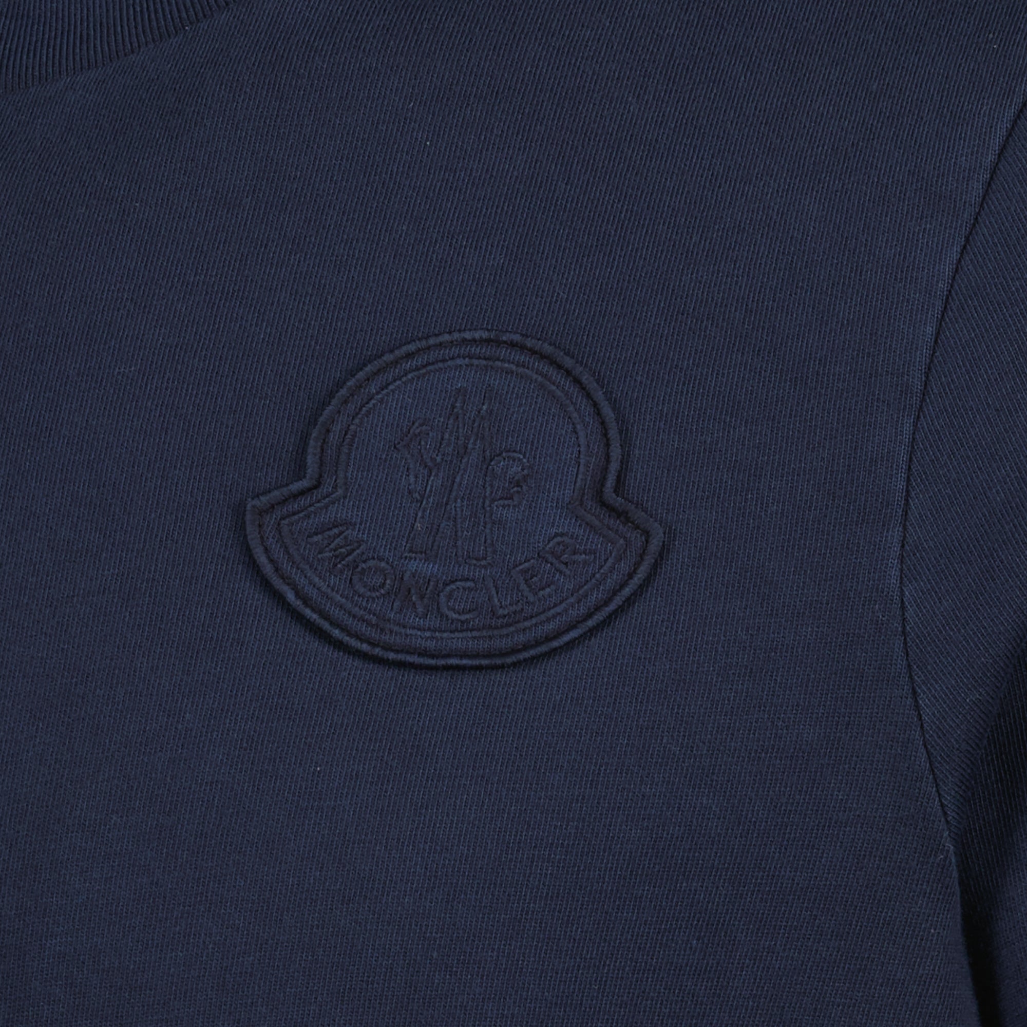 Immagine della maglietta con logo ricamato blu navy di Moncler per uomo - Collezione Primavera-Estate 2026 - Vista dettagliata_1