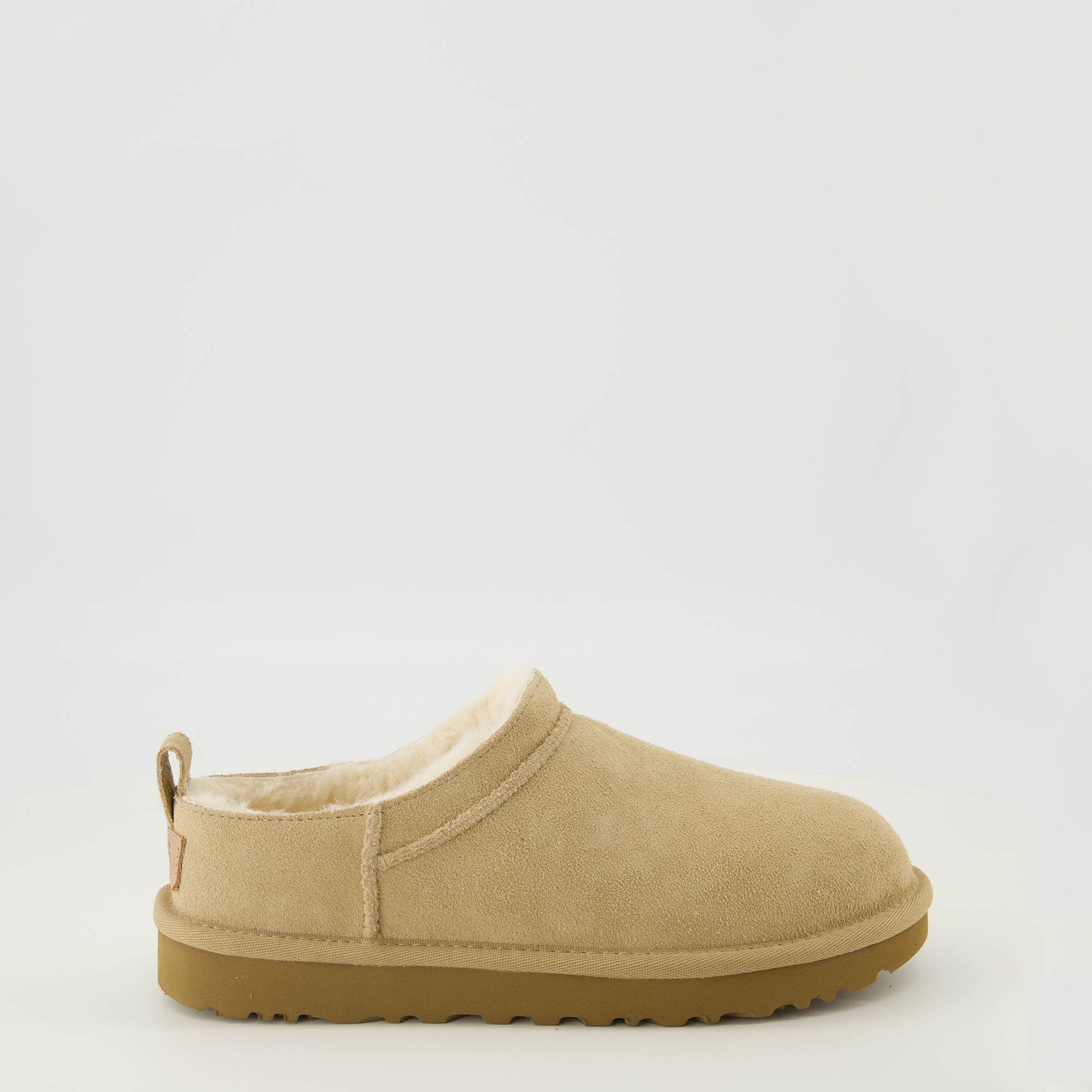 Image de l'article Bottines Classic Micro beige de la marque Ugg pour Femme - Saison Printemps-Été 2026 - Vue latérale droite