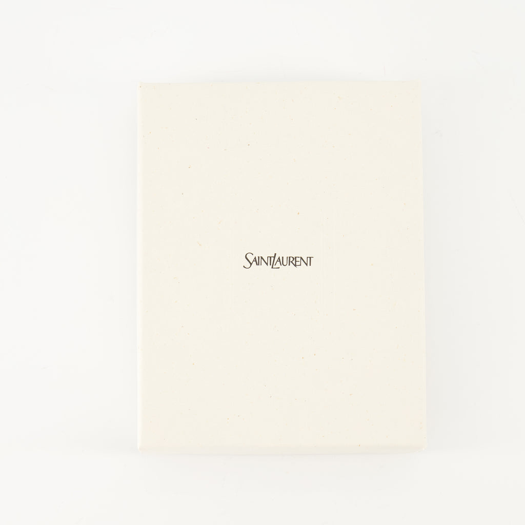 Imagen del porta tarjetas Saint Laurent Paris para Hombre - Temporada Otoño-Invierno 2025 - Vista Detallada_3